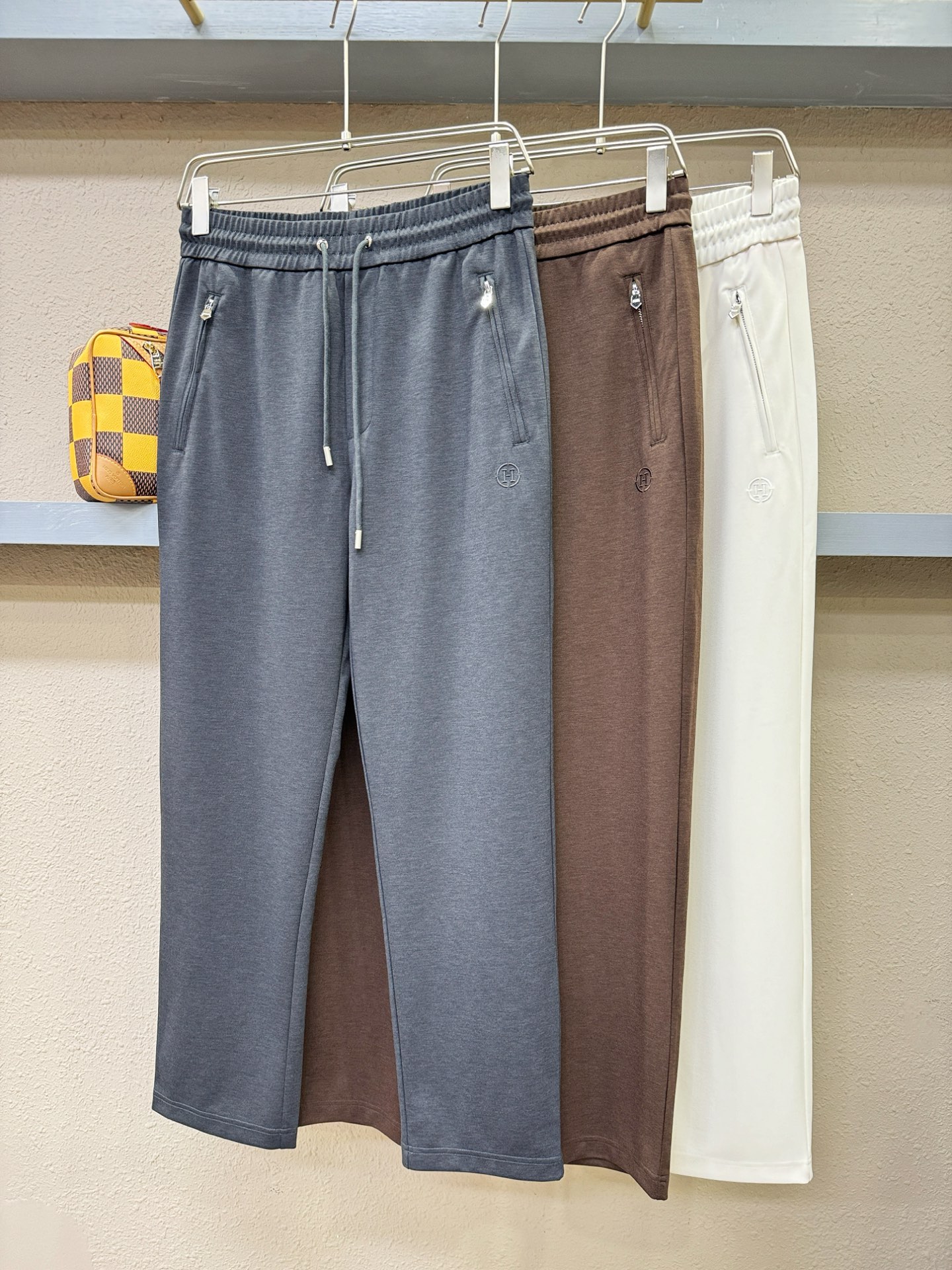 Hermès爱马仕 新品休闲裤，选用欧洲进口面料，柔软舒适有质感，原版五金配件，非常炫酷，细节处理精致，