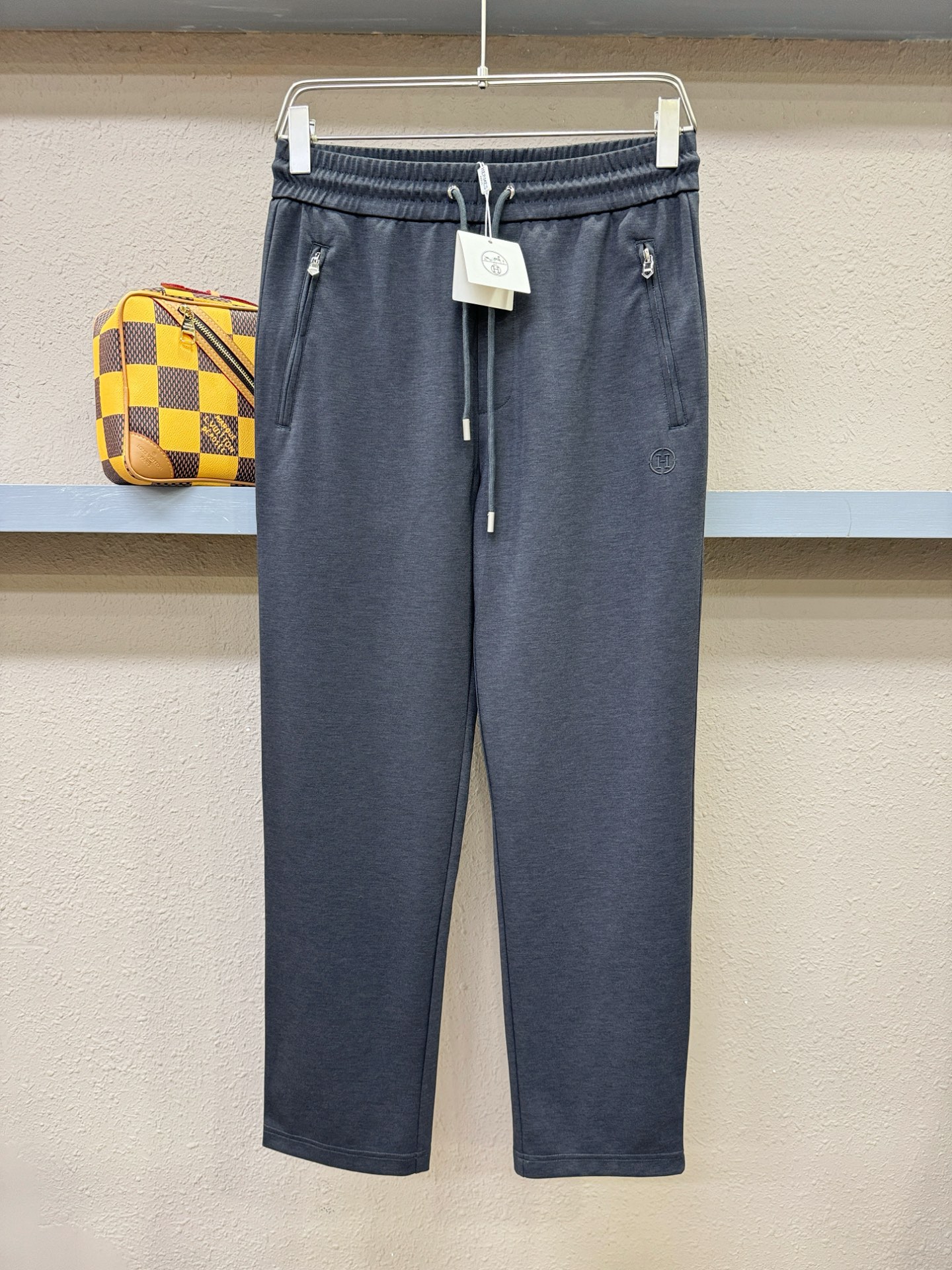 Hermès爱马仕 新品休闲裤，选用欧洲进口面料，柔软舒适有质感，原版五金配件，非常炫酷，细节处理精致，