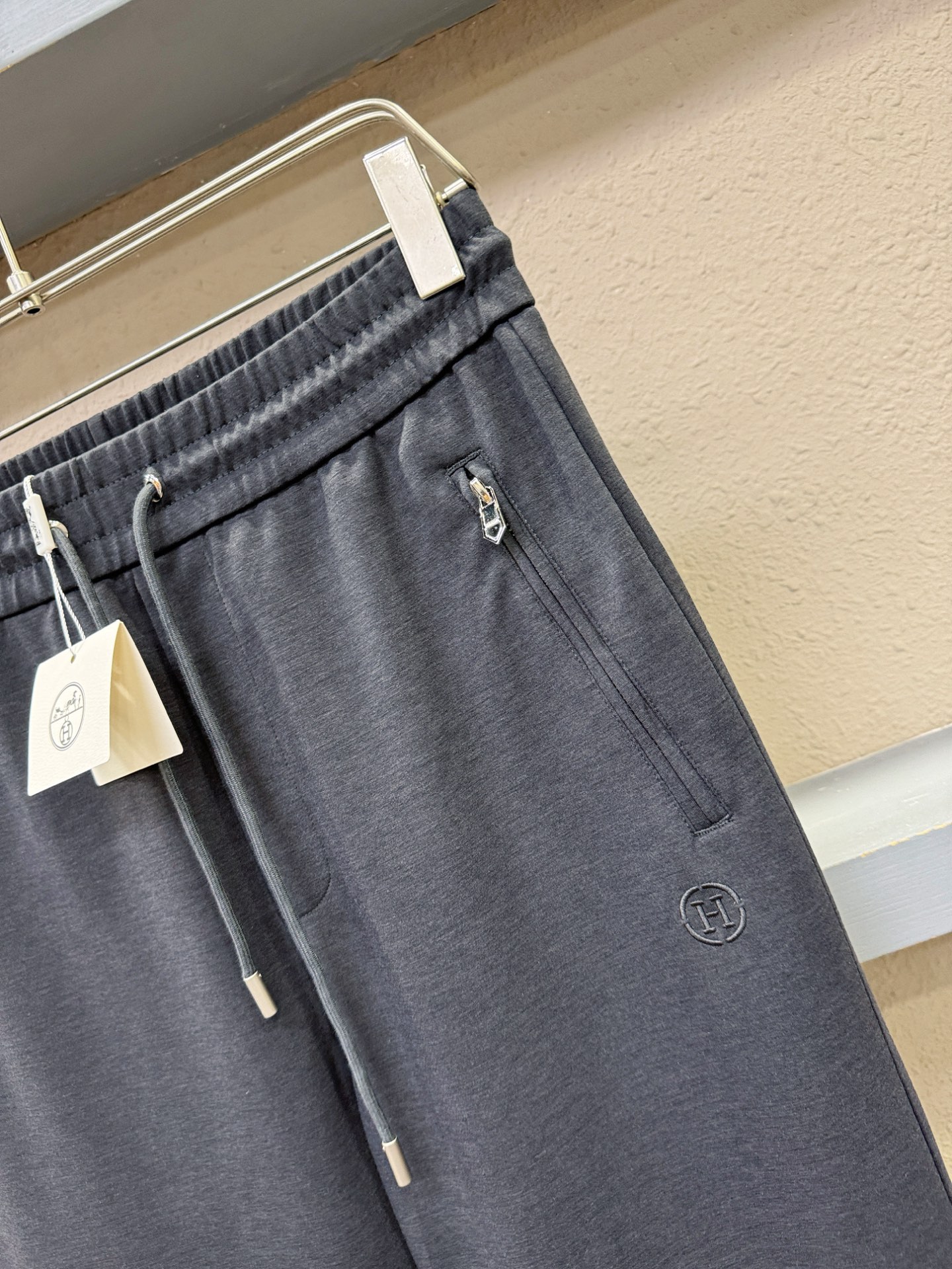 Hermès爱马仕 新品休闲裤，选用欧洲进口面料，柔软舒适有质感，原版五金配件，非常炫酷，细节处理精致，
