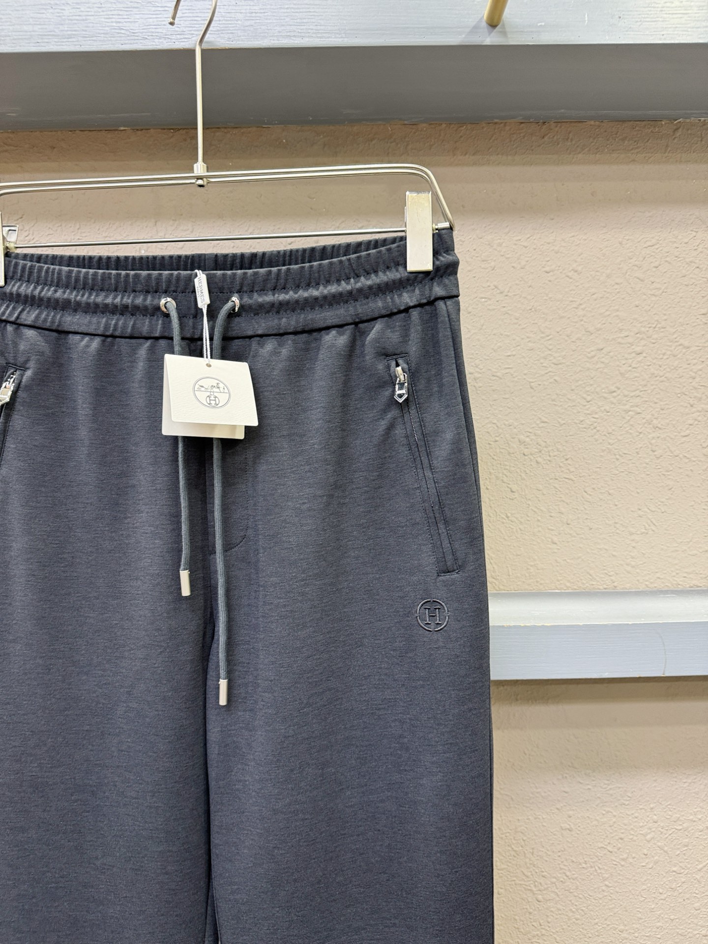 Hermès爱马仕 新品休闲裤，选用欧洲进口面料，柔软舒适有质感，原版五金配件，非常炫酷，细节处理精致，