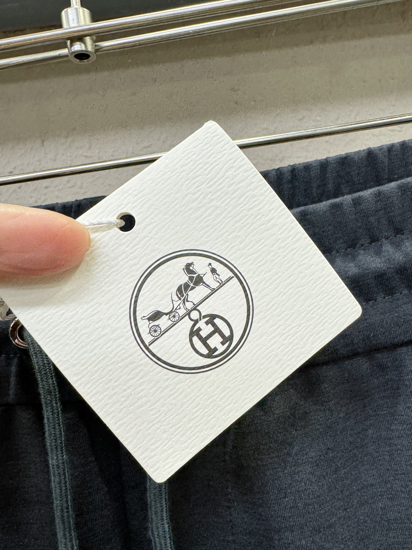 Hermès爱马仕 新品休闲裤，选用欧洲进口面料，柔软舒适有质感，原版五金配件，非常炫酷，细节处理精致，