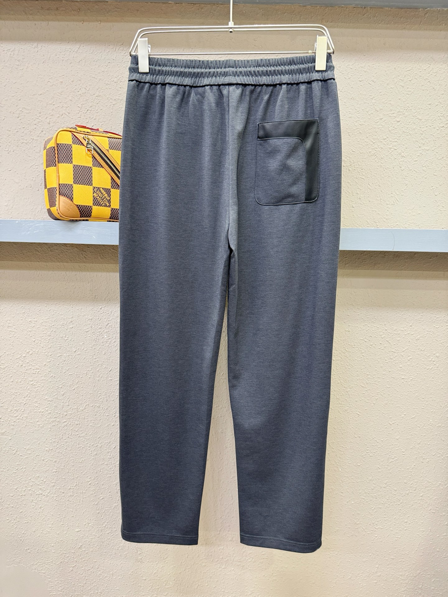 Hermès爱马仕 新品休闲裤，选用欧洲进口面料，柔软舒适有质感，原版五金配件，非常炫酷，细节处理精致，