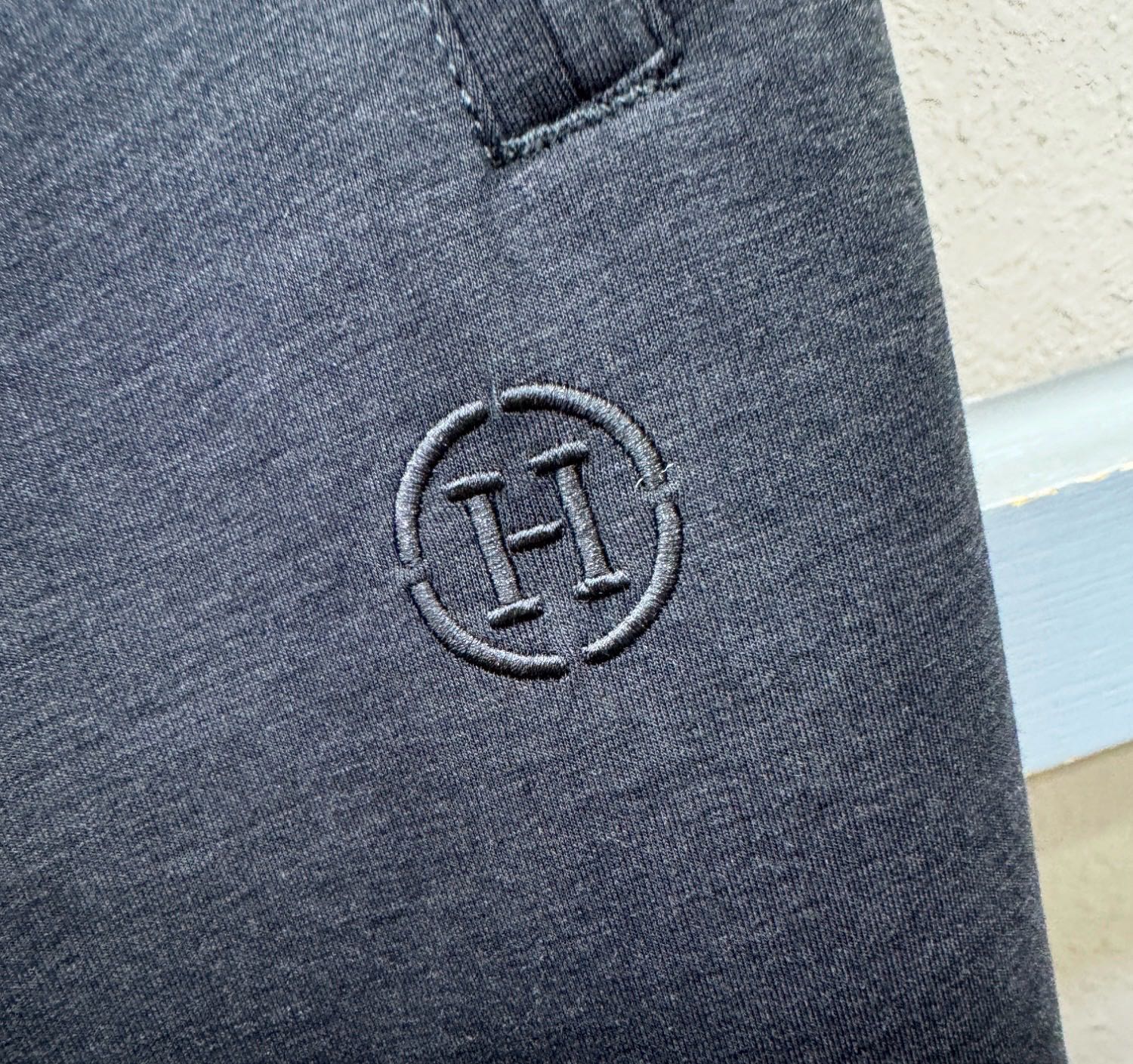 Hermès爱马仕 新品休闲裤，选用欧洲进口面料，柔软舒适有质感，原版五金配件，非常炫酷，细节处理精致，