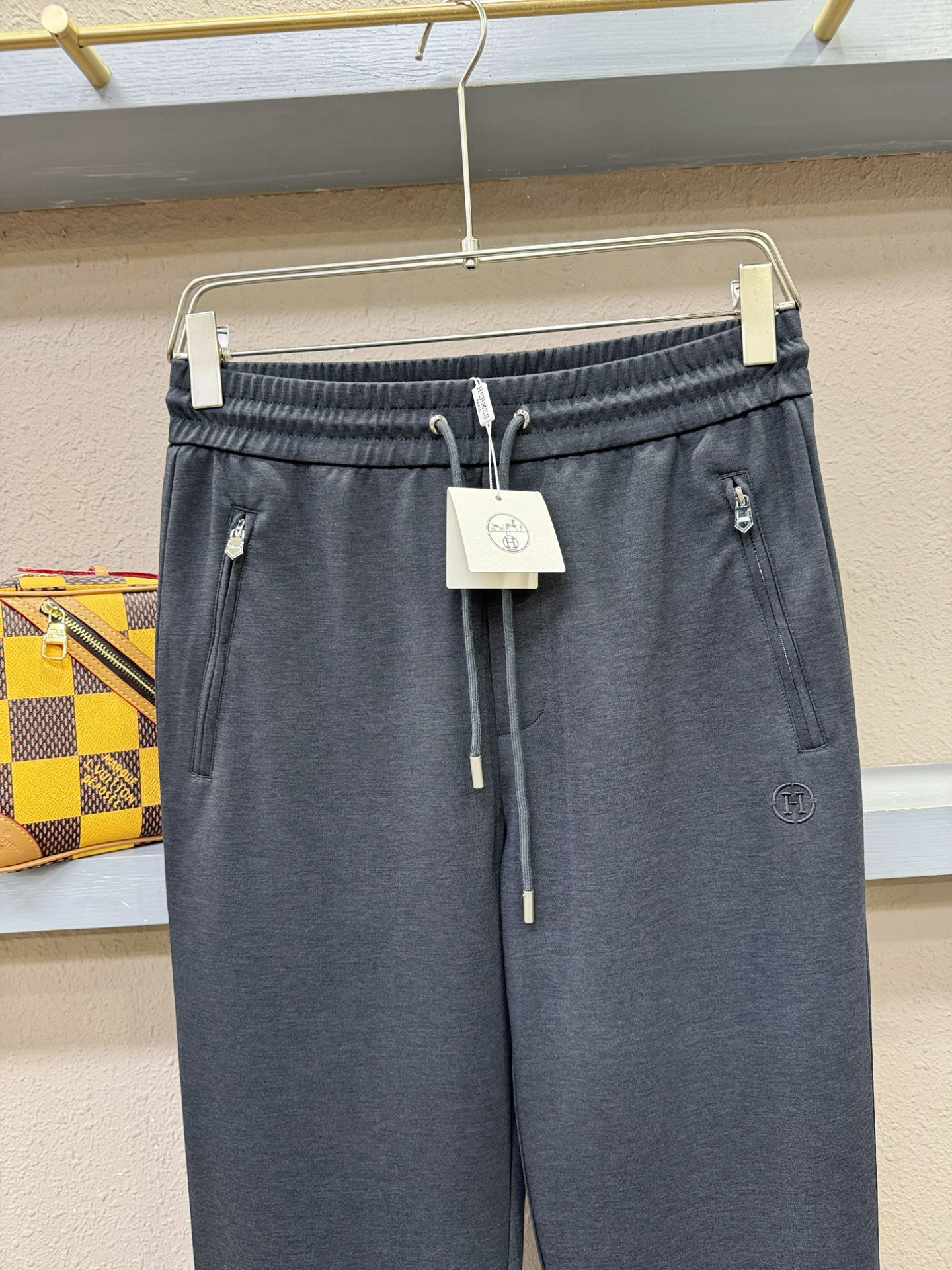 Hermès爱马仕 新品休闲裤，选用欧洲进口面料，柔软舒适有质感，原版五金配件，非常炫酷，细节处理精致，