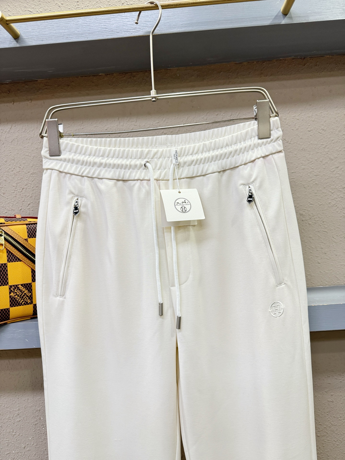 Hermès爱马仕 新品休闲裤，选用欧洲进口面料，柔软舒适有质感，原版五金配件，非常炫酷，细节处理精致，