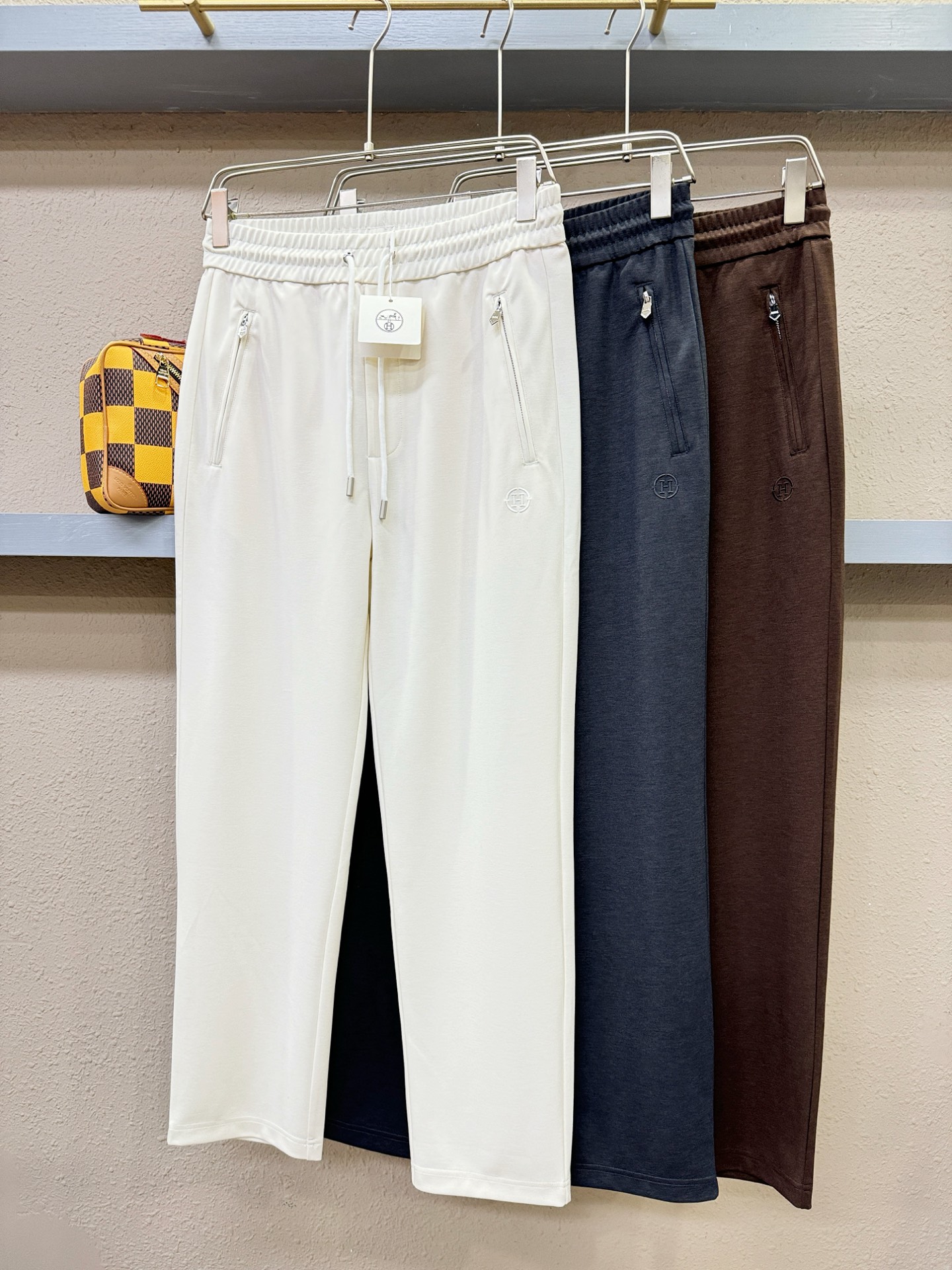 Hermès爱马仕 新品休闲裤，选用欧洲进口面料，柔软舒适有质感，原版五金配件，非常炫酷，细节处理精致，