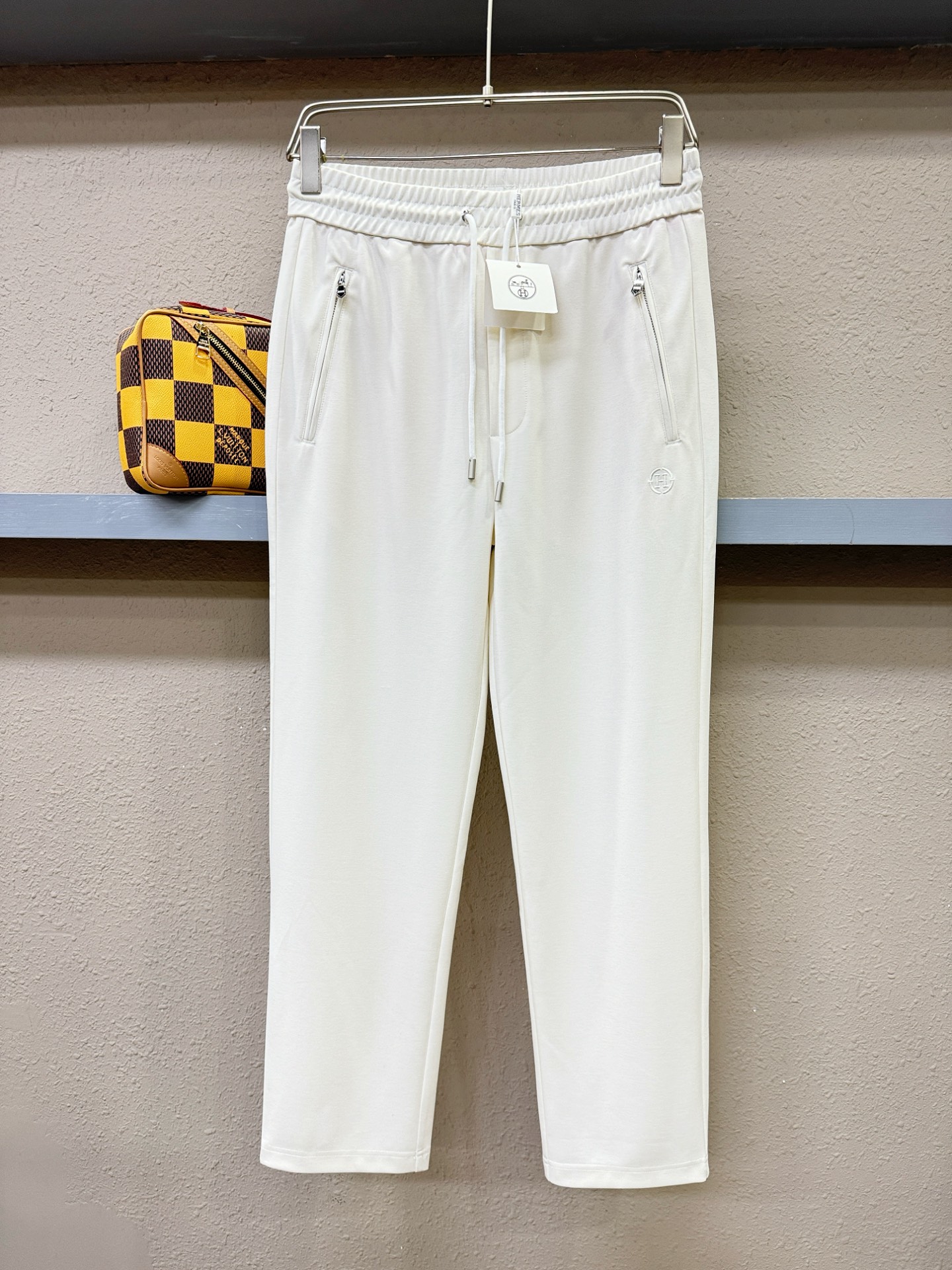 Hermès爱马仕 新品休闲裤，选用欧洲进口面料，柔软舒适有质感，原版五金配件，非常炫酷，细节处理精致，