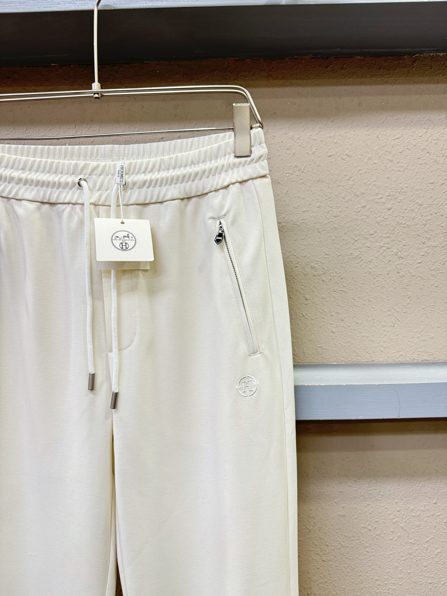 Hermès爱马仕 新品休闲裤，选用欧洲进口面料，柔软舒适有质感，原版五金配件，非常炫酷，细节处理精致，