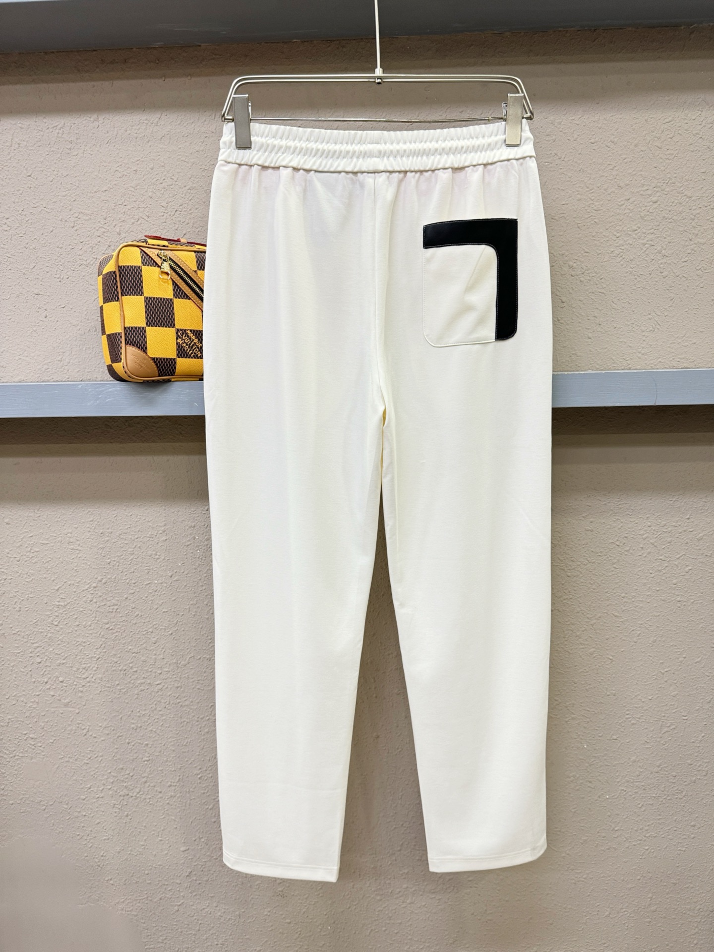 Hermès爱马仕 新品休闲裤，选用欧洲进口面料，柔软舒适有质感，原版五金配件，非常炫酷，细节处理精致，