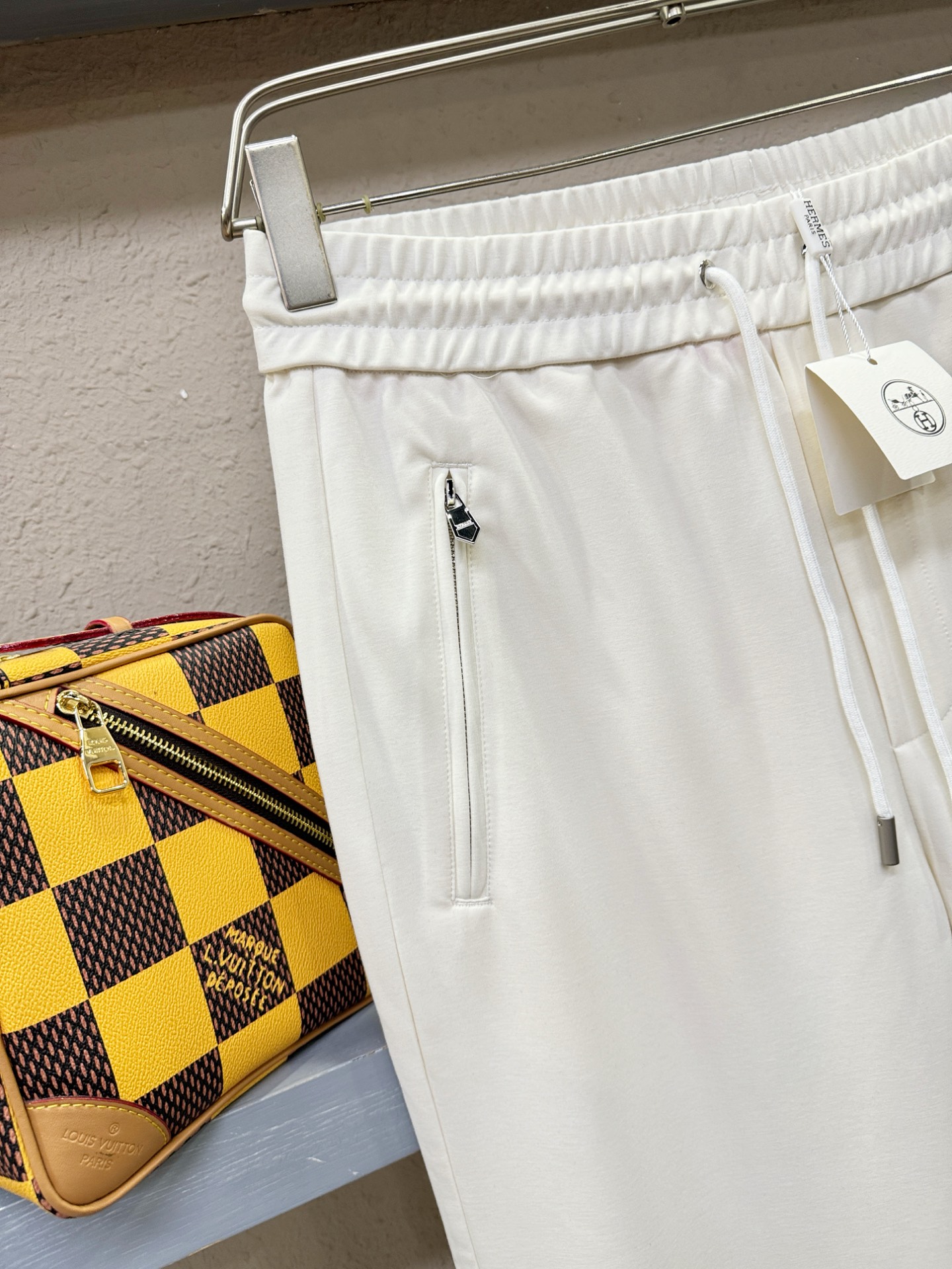 Hermès爱马仕 新品休闲裤，选用欧洲进口面料，柔软舒适有质感，原版五金配件，非常炫酷，细节处理精致，