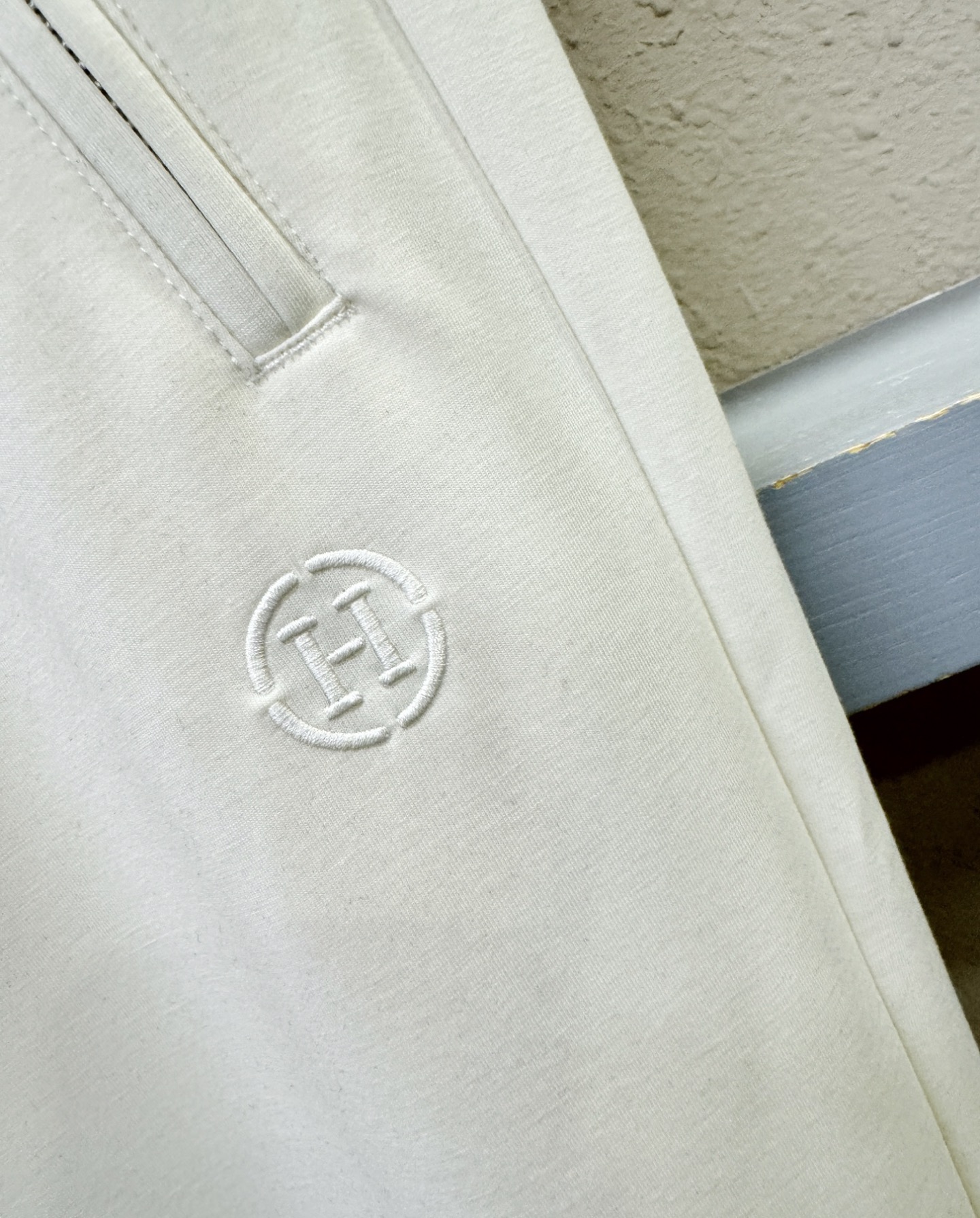 Hermès爱马仕 新品休闲裤，选用欧洲进口面料，柔软舒适有质感，原版五金配件，非常炫酷，细节处理精致，