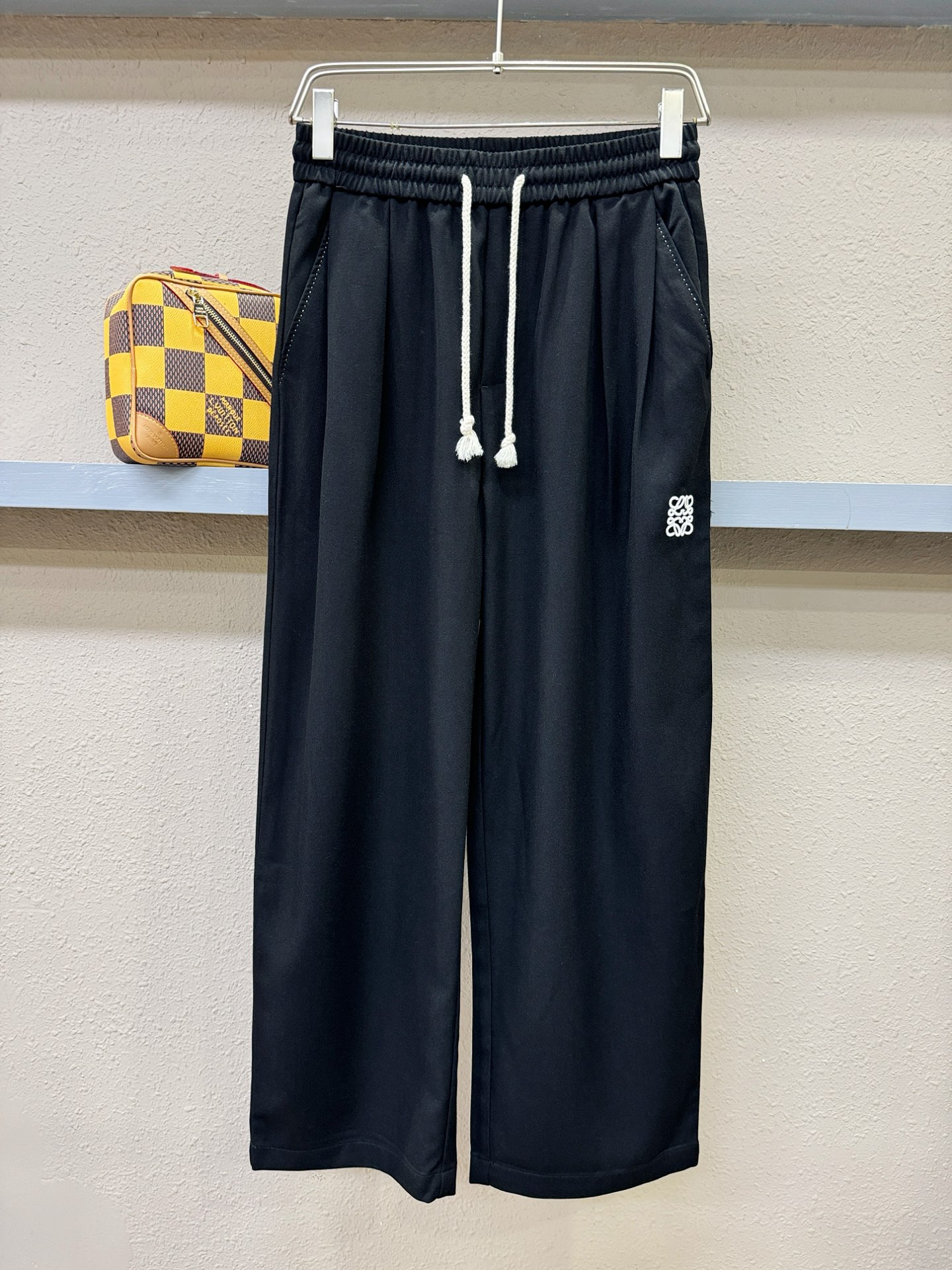 LOEWE罗意威 新品休闲裤，选用欧洲进口面料，柔软舒适有质感，原版五金配件，非常炫酷，细节处理精致，上