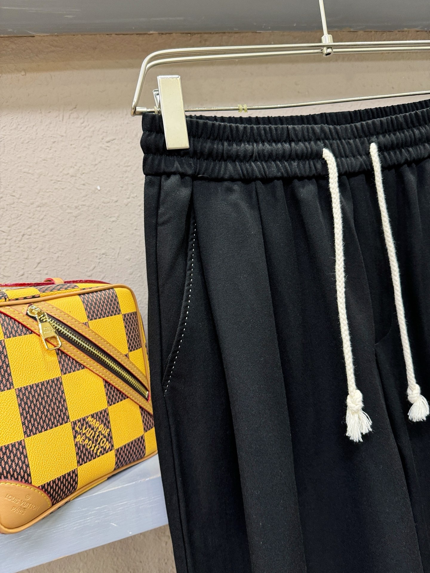 LOEWE罗意威 新品休闲裤，选用欧洲进口面料，柔软舒适有质感，原版五金配件，非常炫酷，细节处理精致，上