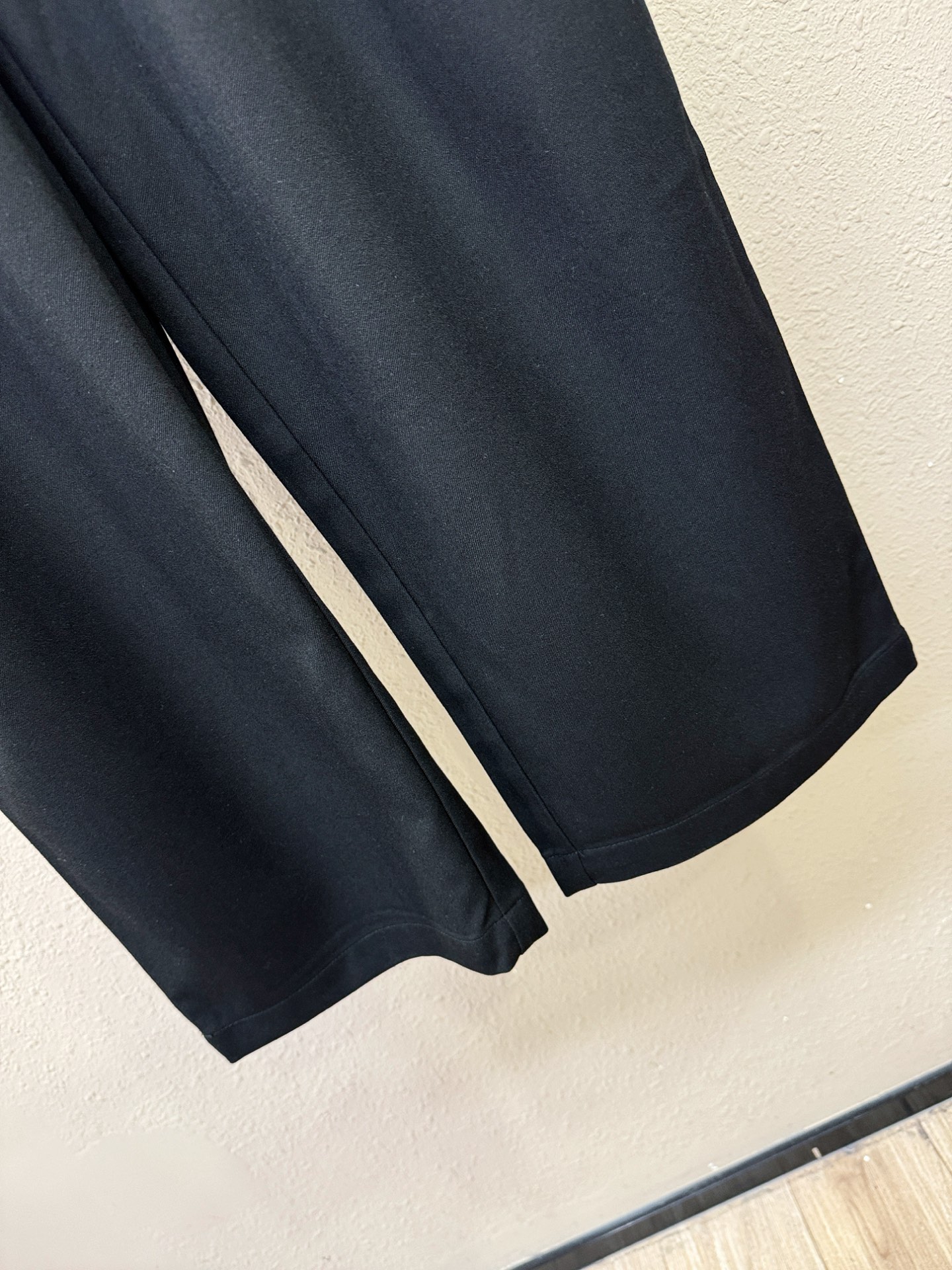 LOEWE罗意威 新品休闲裤，选用欧洲进口面料，柔软舒适有质感，原版五金配件，非常炫酷，细节处理精致，上