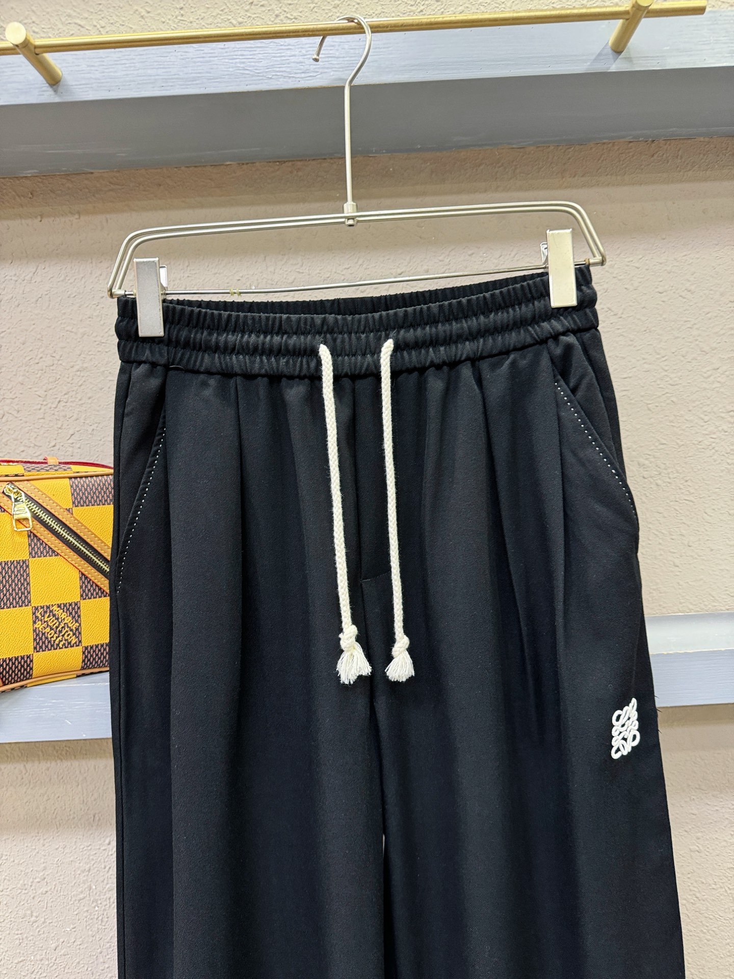 LOEWE罗意威 新品休闲裤，选用欧洲进口面料，柔软舒适有质感，原版五金配件，非常炫酷，细节处理精致，上