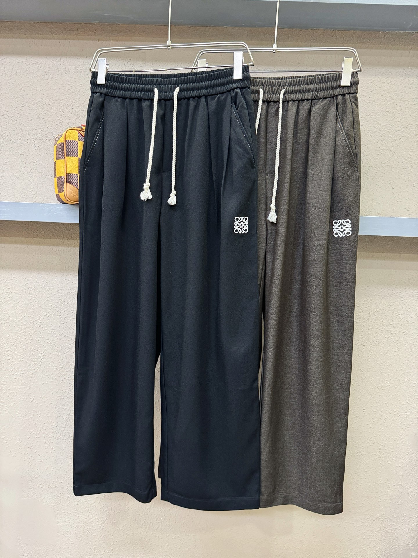 LOEWE罗意威 新品休闲裤，选用欧洲进口面料，柔软舒适有质感，原版五金配件，非常炫酷，细节处理精致，上