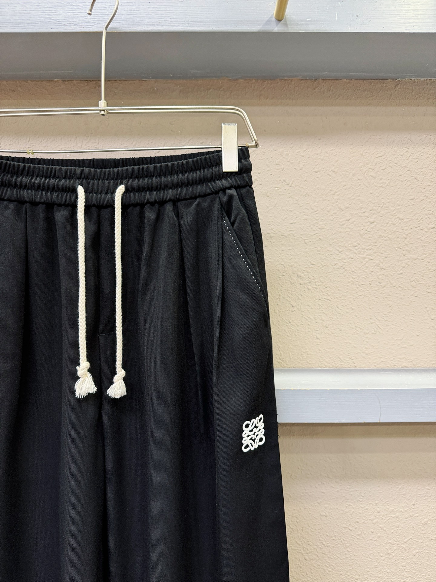 LOEWE罗意威 新品休闲裤，选用欧洲进口面料，柔软舒适有质感，原版五金配件，非常炫酷，细节处理精致，上