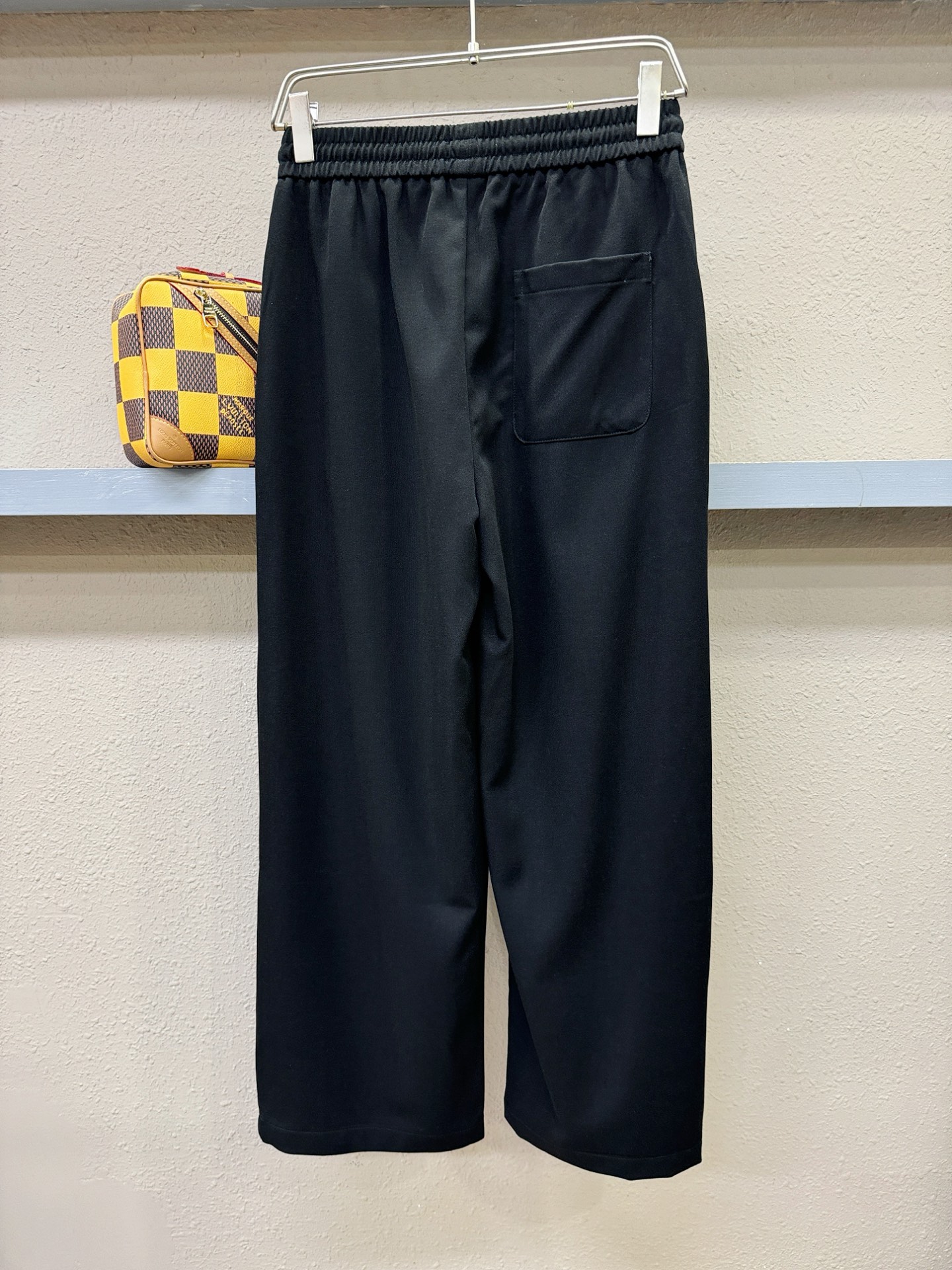 LOEWE罗意威 新品休闲裤，选用欧洲进口面料，柔软舒适有质感，原版五金配件，非常炫酷，细节处理精致，上