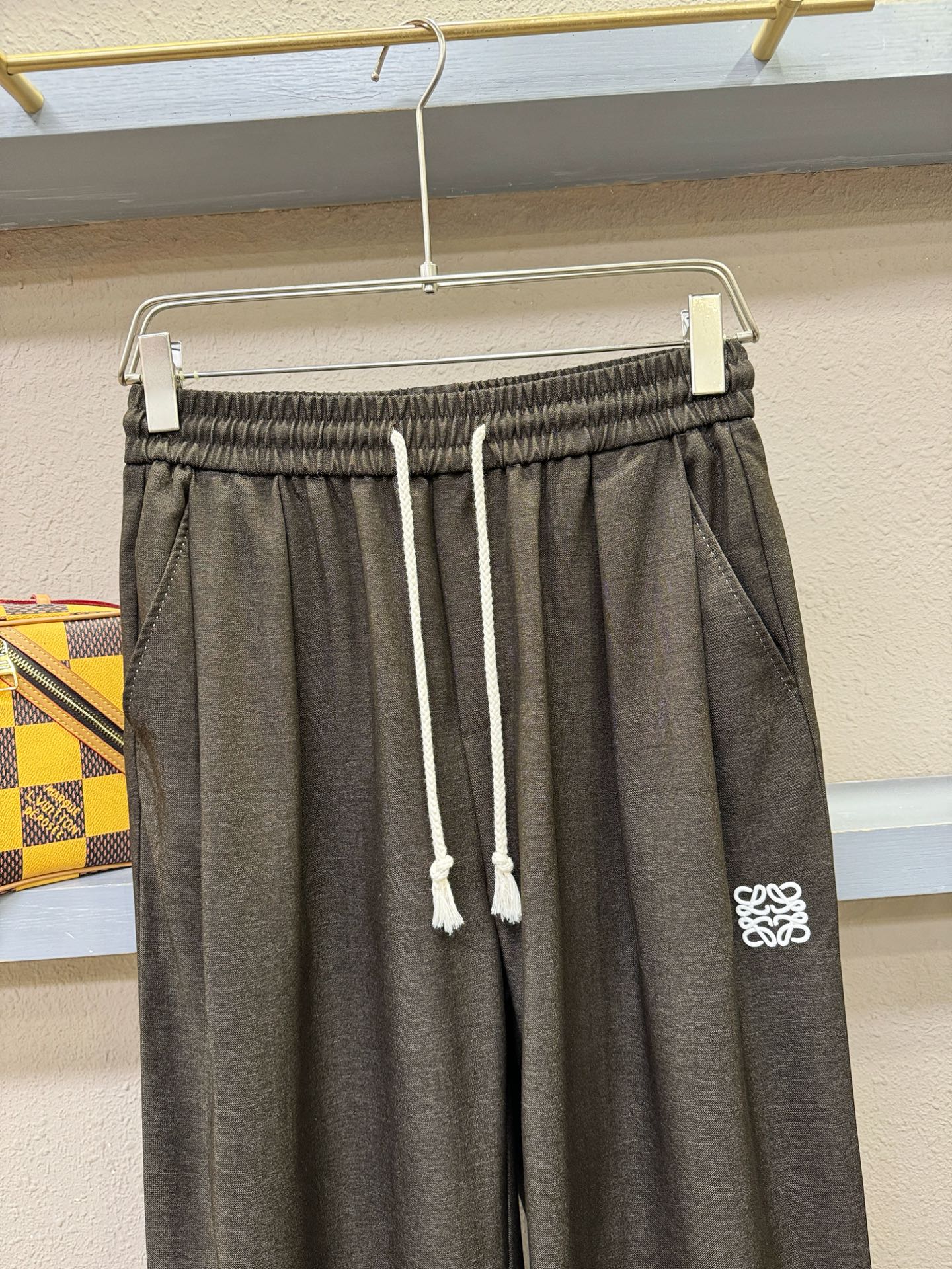 LOEWE罗意威 新品休闲裤，选用欧洲进口面料，柔软舒适有质感，原版五金配件，非常炫酷，细节处理精致，上