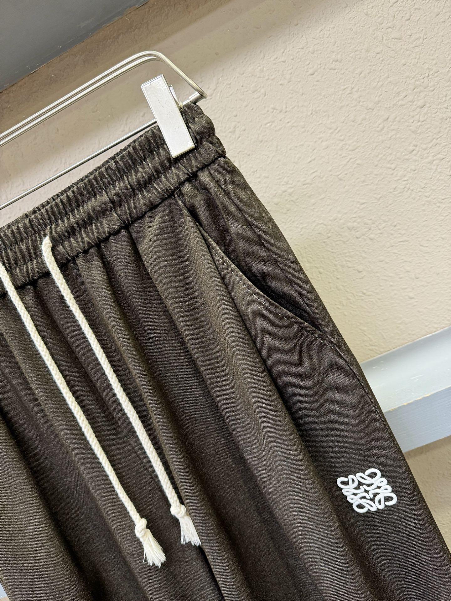 LOEWE罗意威 新品休闲裤，选用欧洲进口面料，柔软舒适有质感，原版五金配件，非常炫酷，细节处理精致，上