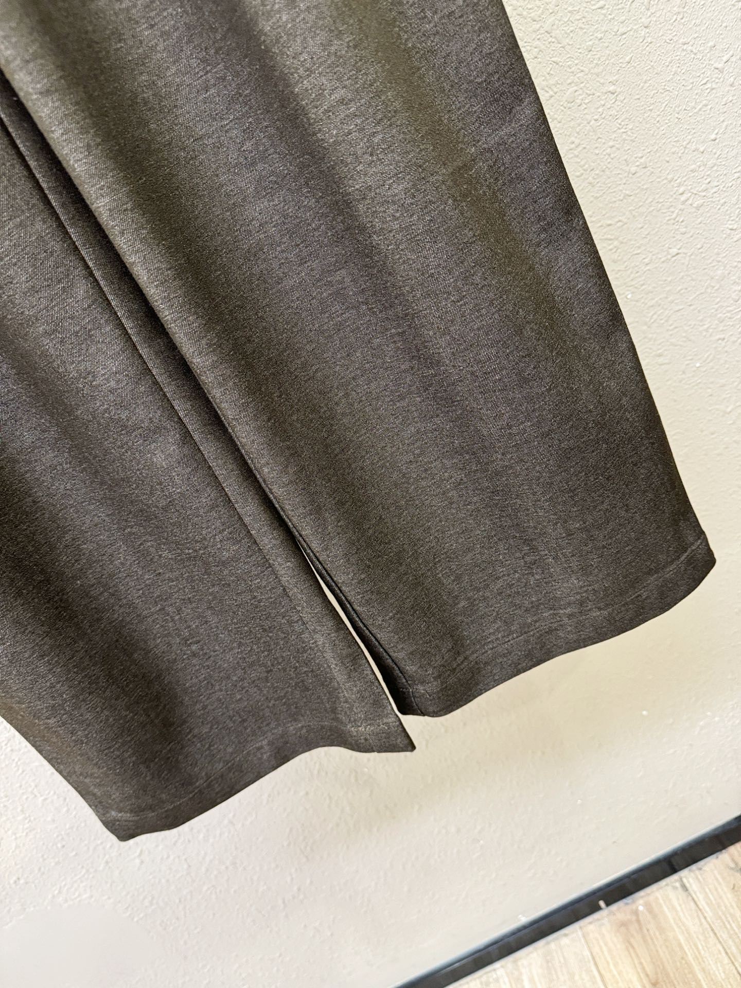 LOEWE罗意威 新品休闲裤，选用欧洲进口面料，柔软舒适有质感，原版五金配件，非常炫酷，细节处理精致，上