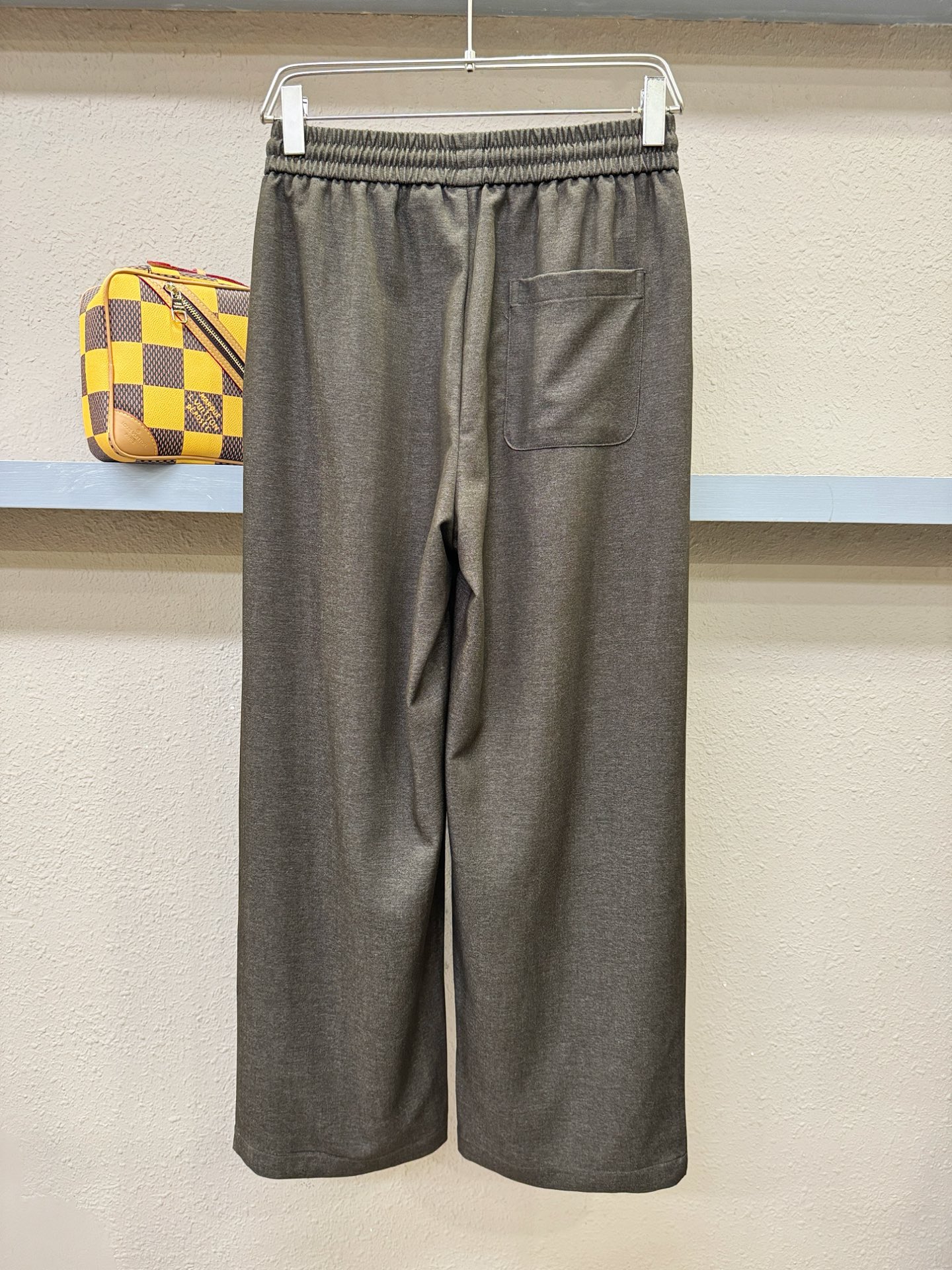 LOEWE罗意威 新品休闲裤，选用欧洲进口面料，柔软舒适有质感，原版五金配件，非常炫酷，细节处理精致，上