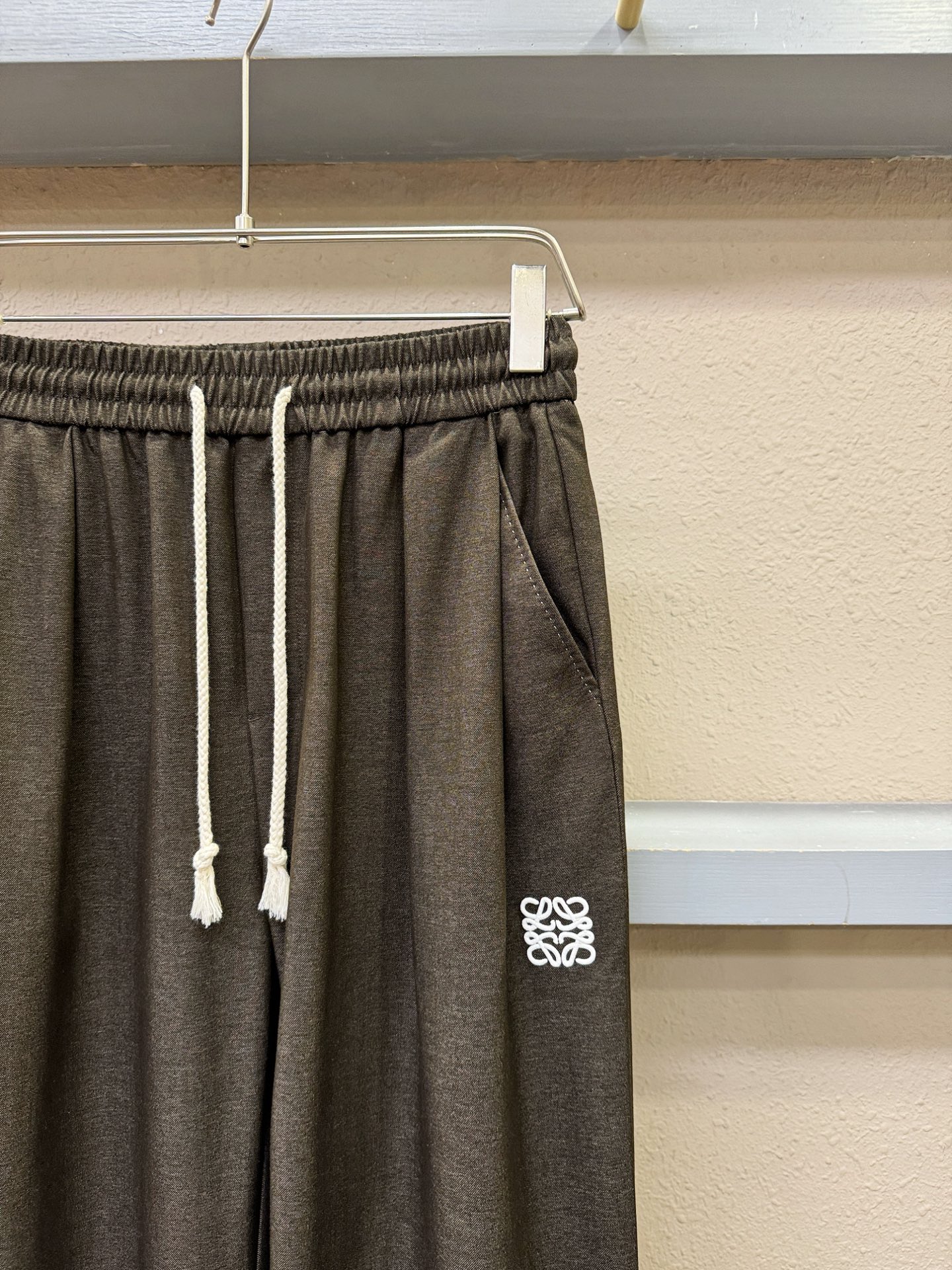 LOEWE罗意威 新品休闲裤，选用欧洲进口面料，柔软舒适有质感，原版五金配件，非常炫酷，细节处理精致，上