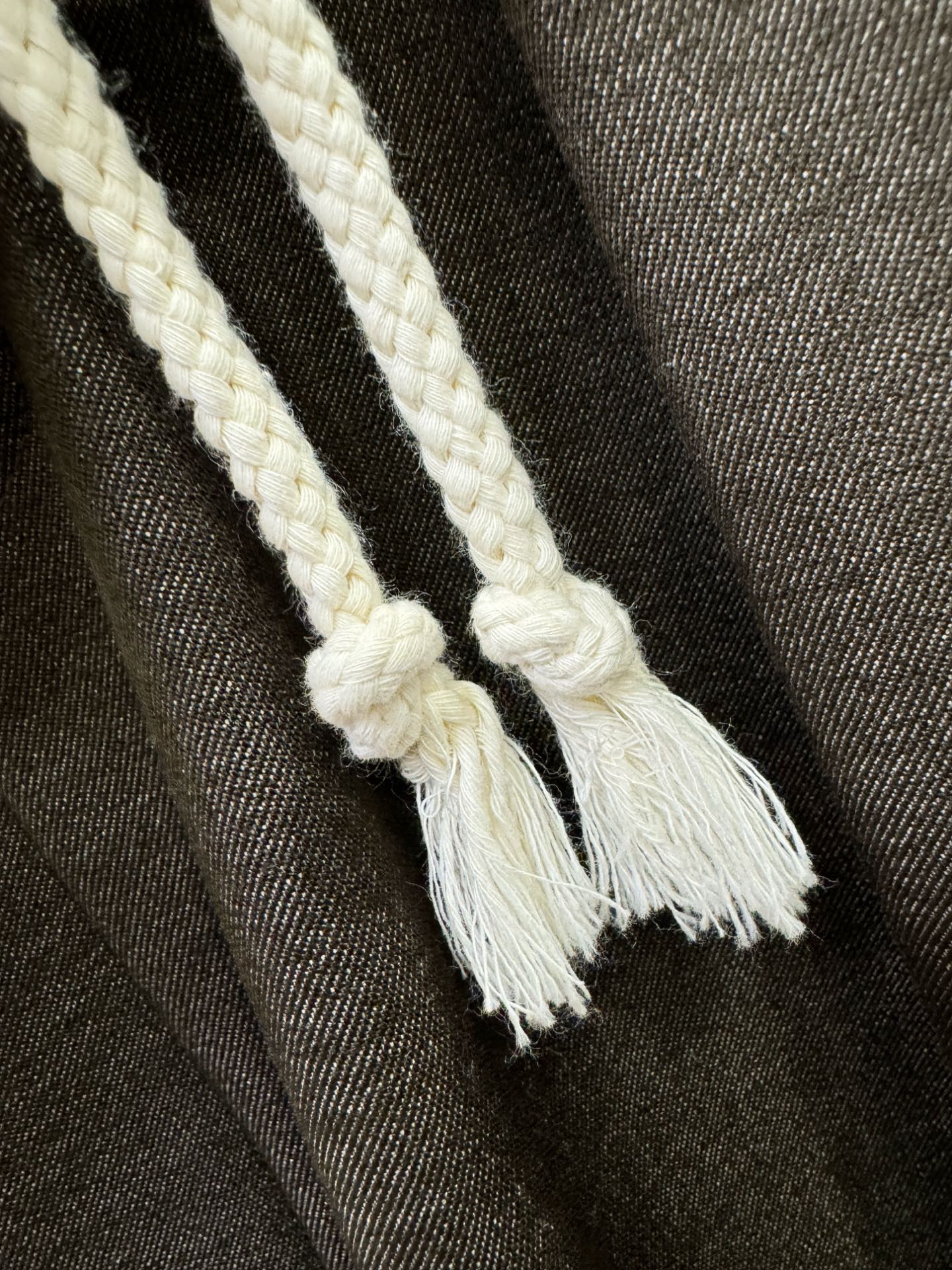 LOEWE罗意威 新品休闲裤，选用欧洲进口面料，柔软舒适有质感，原版五金配件，非常炫酷，细节处理精致，上