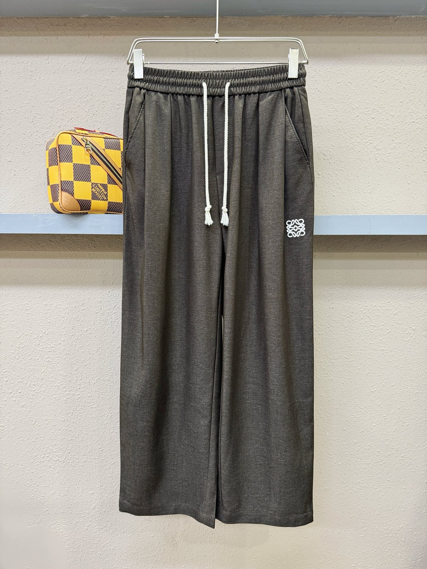 LOEWE罗意威 新品休闲裤，选用欧洲进口面料，柔软舒适有质感，原版五金配件，非常炫酷，细节处理精致，上