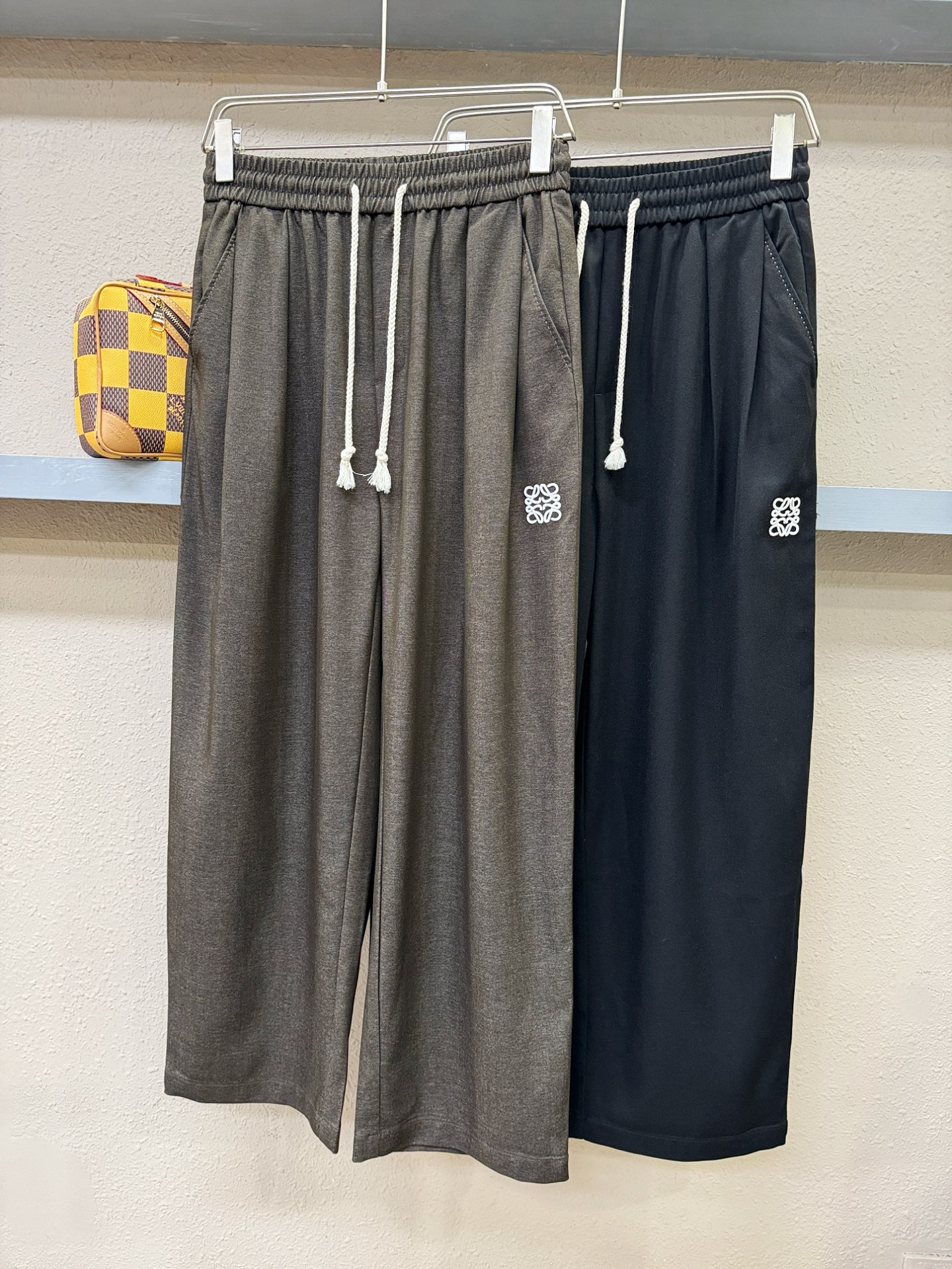 LOEWE罗意威 新品休闲裤，选用欧洲进口面料，柔软舒适有质感，原版五金配件，非常炫酷，细节处理精致，上