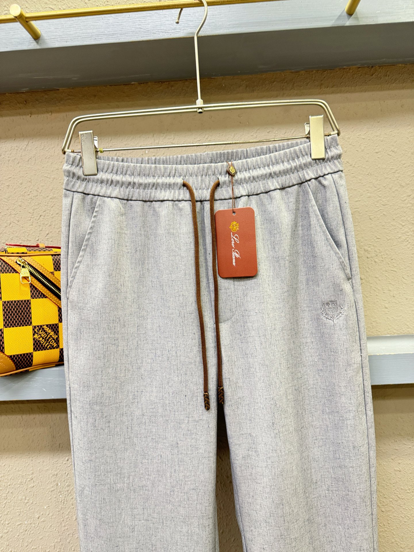 loro Piana诺悠翩雅 2026春夏休闲裤，亚麻面料，柔软舒适有质感，原版五金配件，非常炫酷，细节