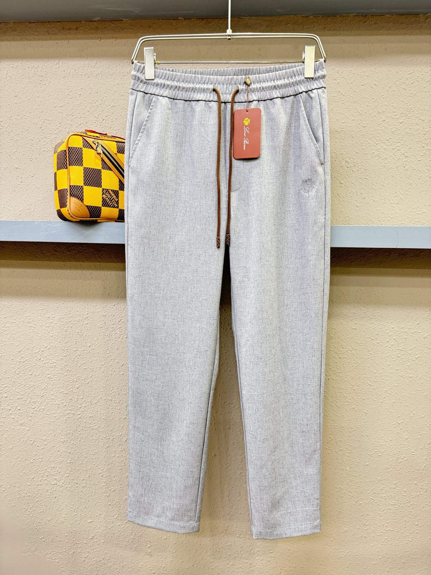 loro Piana诺悠翩雅 2026春夏休闲裤，亚麻面料，柔软舒适有质感，原版五金配件，非常炫酷，细节