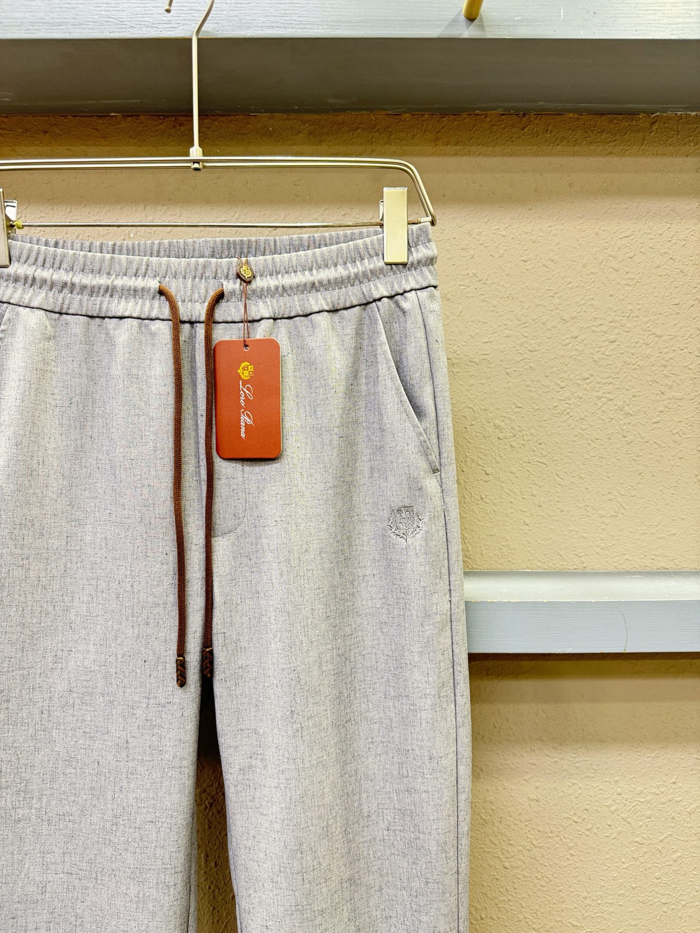 loro Piana诺悠翩雅 2026春夏休闲裤，亚麻面料，柔软舒适有质感，原版五金配件，非常炫酷，细节
