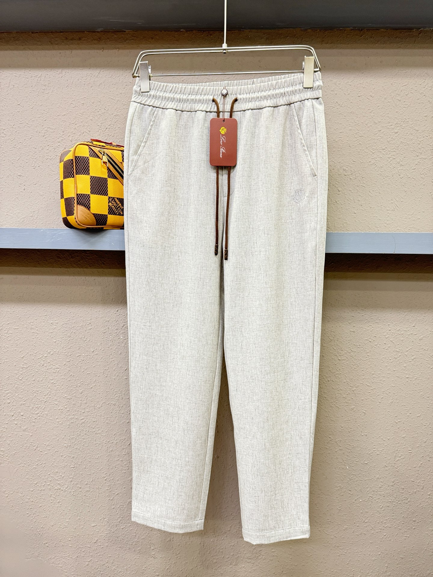 loro Piana诺悠翩雅 2026春夏休闲裤，亚麻面料，柔软舒适有质感，原版五金配件，非常炫酷，细节