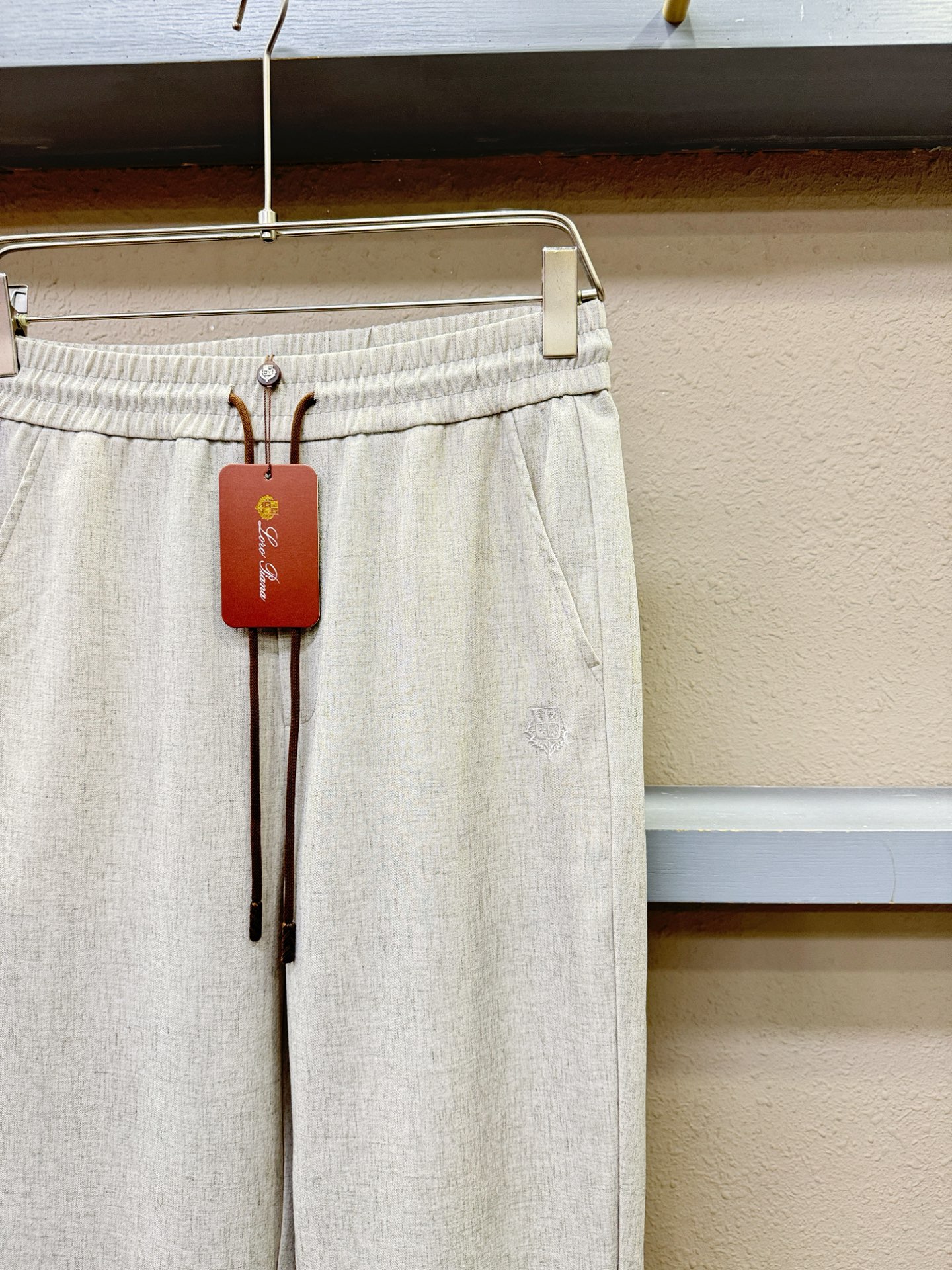 loro Piana诺悠翩雅 2026春夏休闲裤，亚麻面料，柔软舒适有质感，原版五金配件，非常炫酷，细节