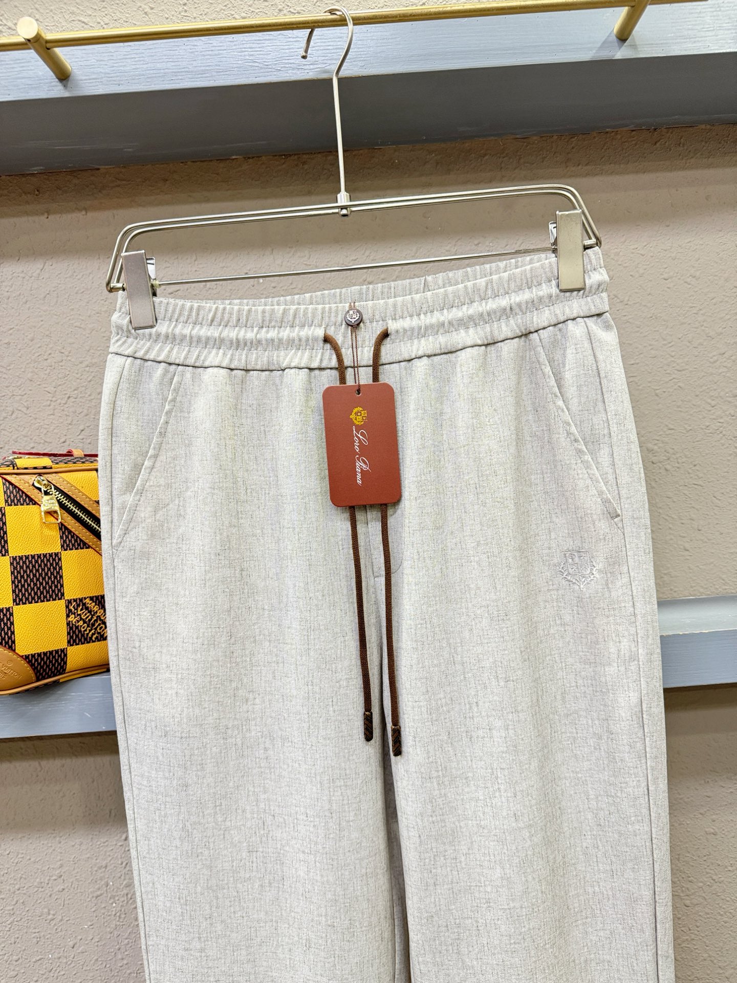 loro Piana诺悠翩雅 2026春夏休闲裤，亚麻面料，柔软舒适有质感，原版五金配件，非常炫酷，细节