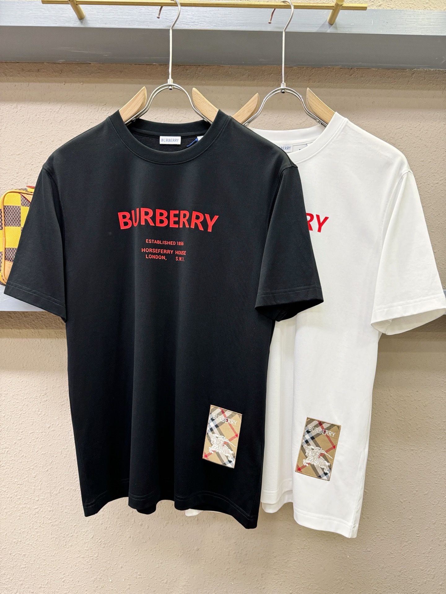 BURBERRY巴宝莉 2026新款短袖T恤！男女同款！走秀图案时尚休闲短袖T恤衫！设计logo设计！极