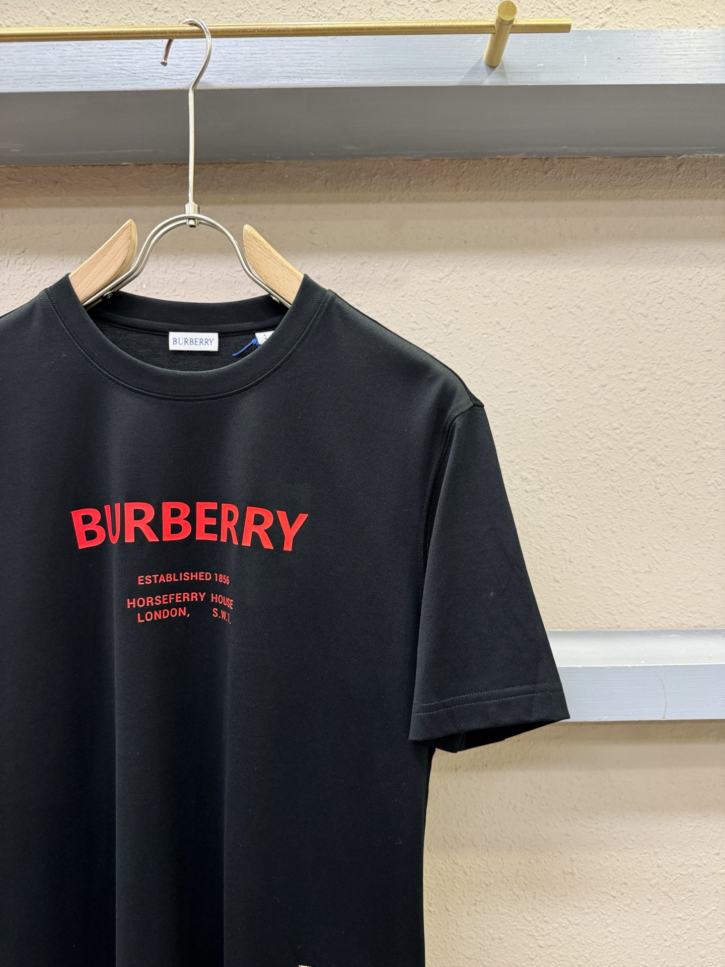 BURBERRY巴宝莉 2026新款短袖T恤！男女同款！走秀图案时尚休闲短袖T恤衫！设计logo设计！极