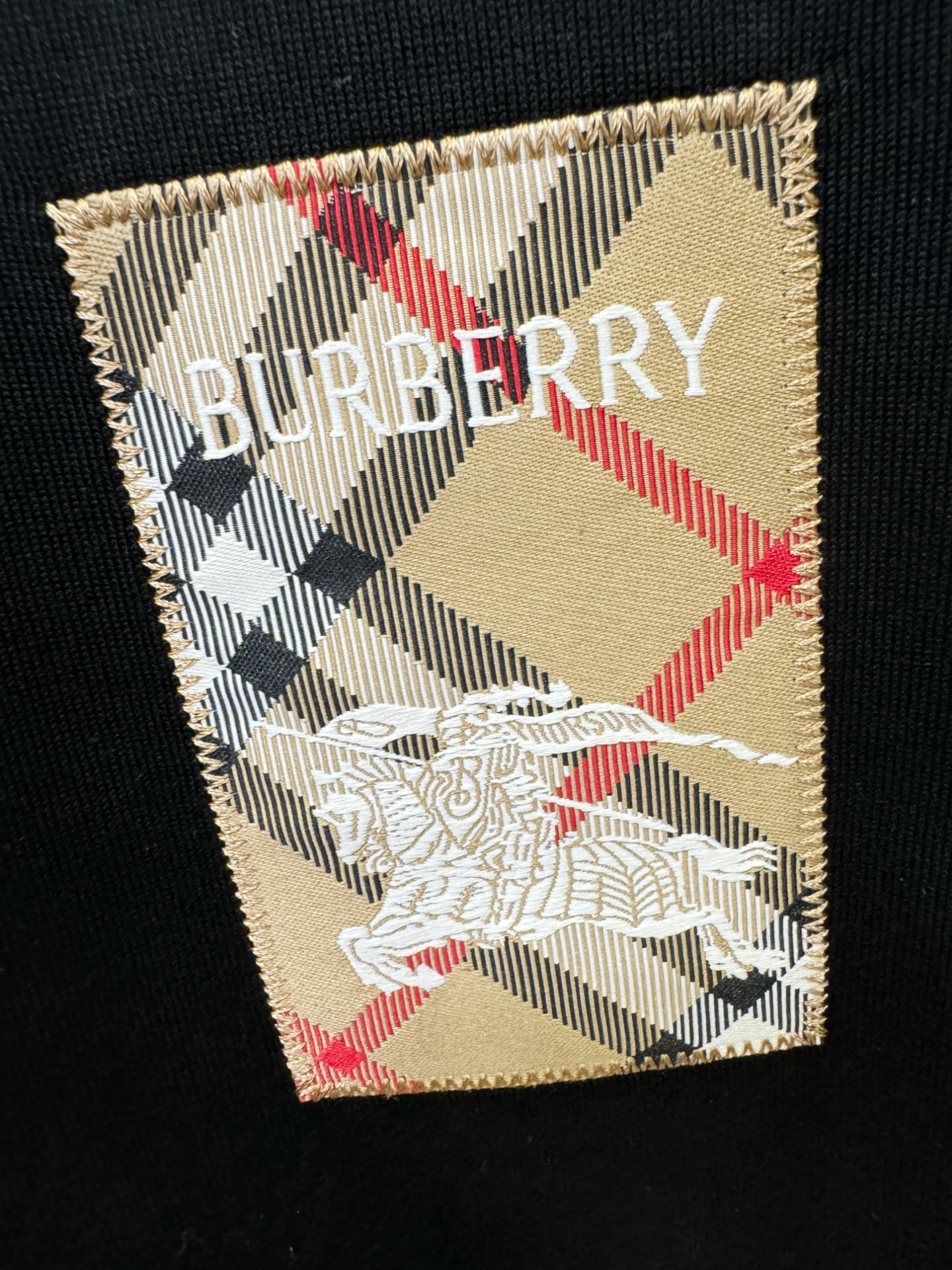 BURBERRY巴宝莉 2026新款短袖T恤！男女同款！走秀图案时尚休闲短袖T恤衫！设计logo设计！极