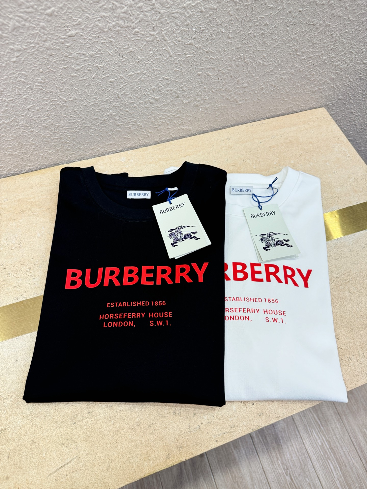 BURBERRY巴宝莉 2026新款短袖T恤！男女同款！走秀图案时尚休闲短袖T恤衫！设计logo设计！极