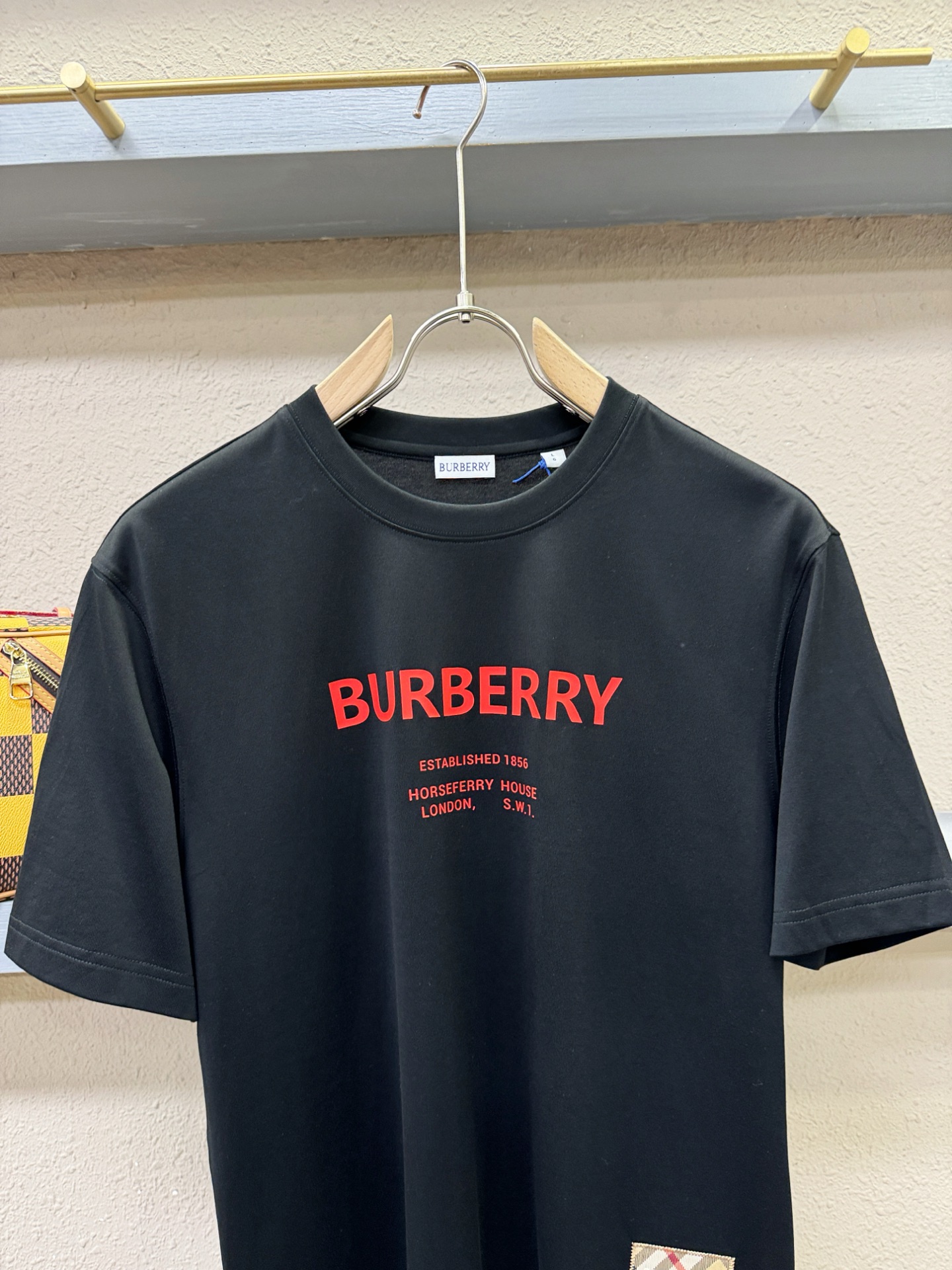 BURBERRY巴宝莉 2026新款短袖T恤！男女同款！走秀图案时尚休闲短袖T恤衫！设计logo设计！极