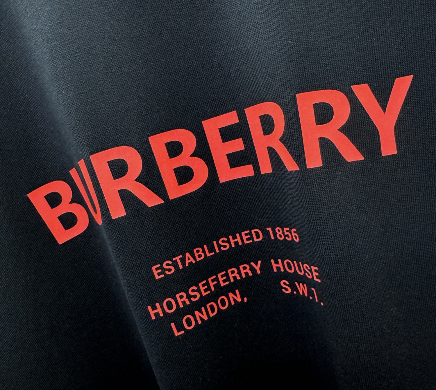 BURBERRY巴宝莉 2026新款短袖T恤！男女同款！走秀图案时尚休闲短袖T恤衫！设计logo设计！极