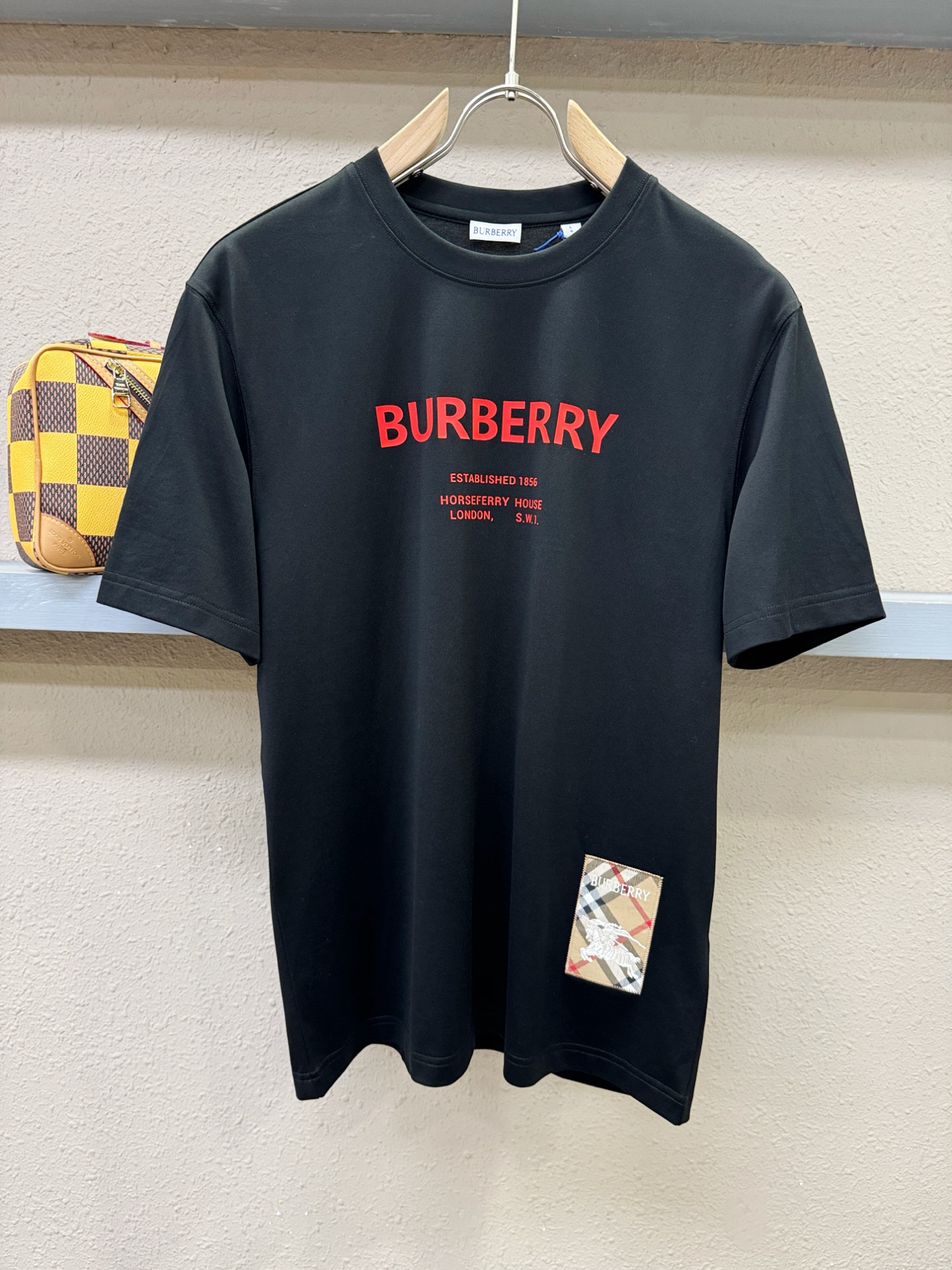 BURBERRY巴宝莉 2026新款短袖T恤！男女同款！走秀图案时尚休闲短袖T恤衫！设计logo设计！极