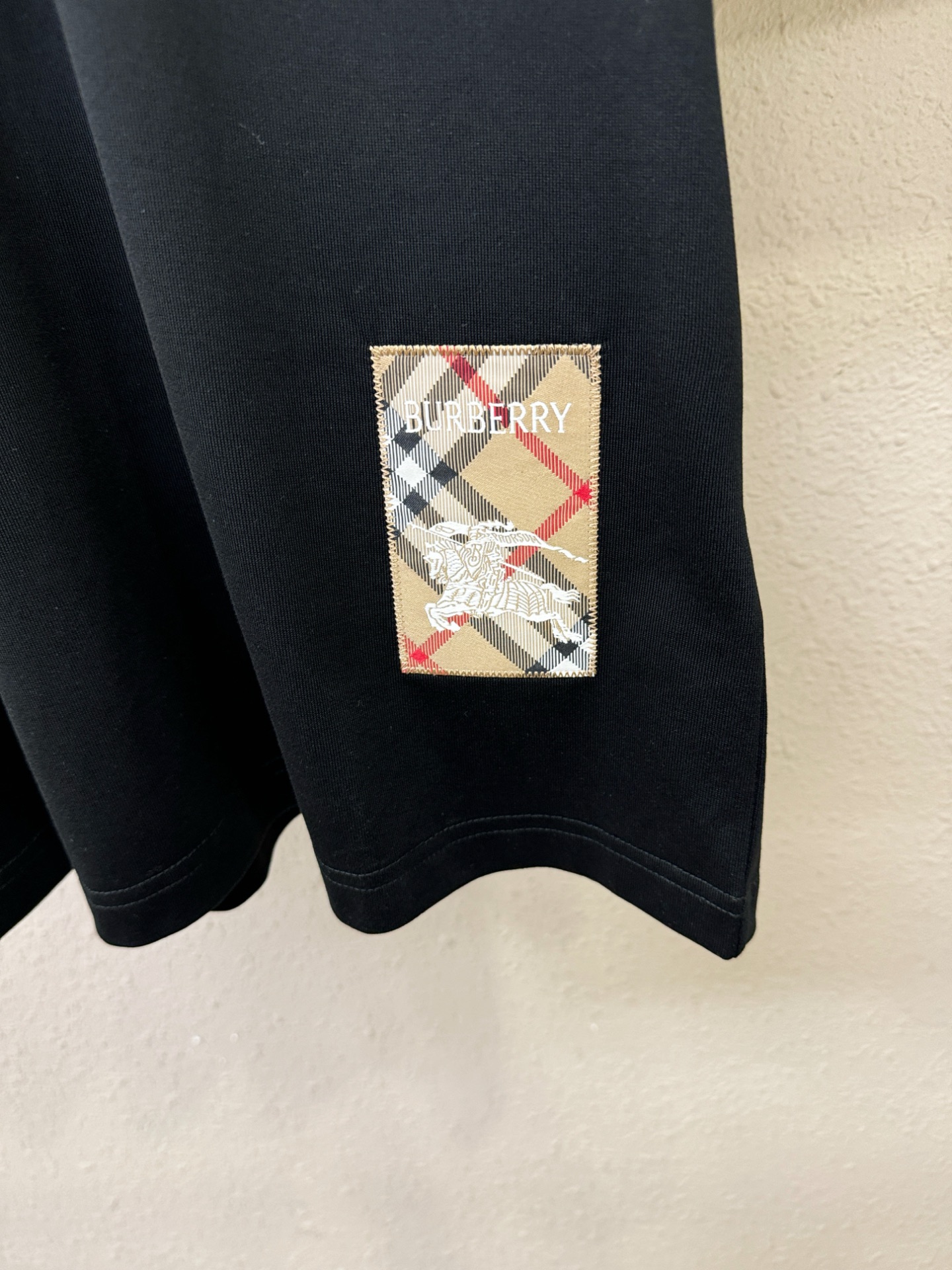 BURBERRY巴宝莉 2026新款短袖T恤！男女同款！走秀图案时尚休闲短袖T恤衫！设计logo设计！极