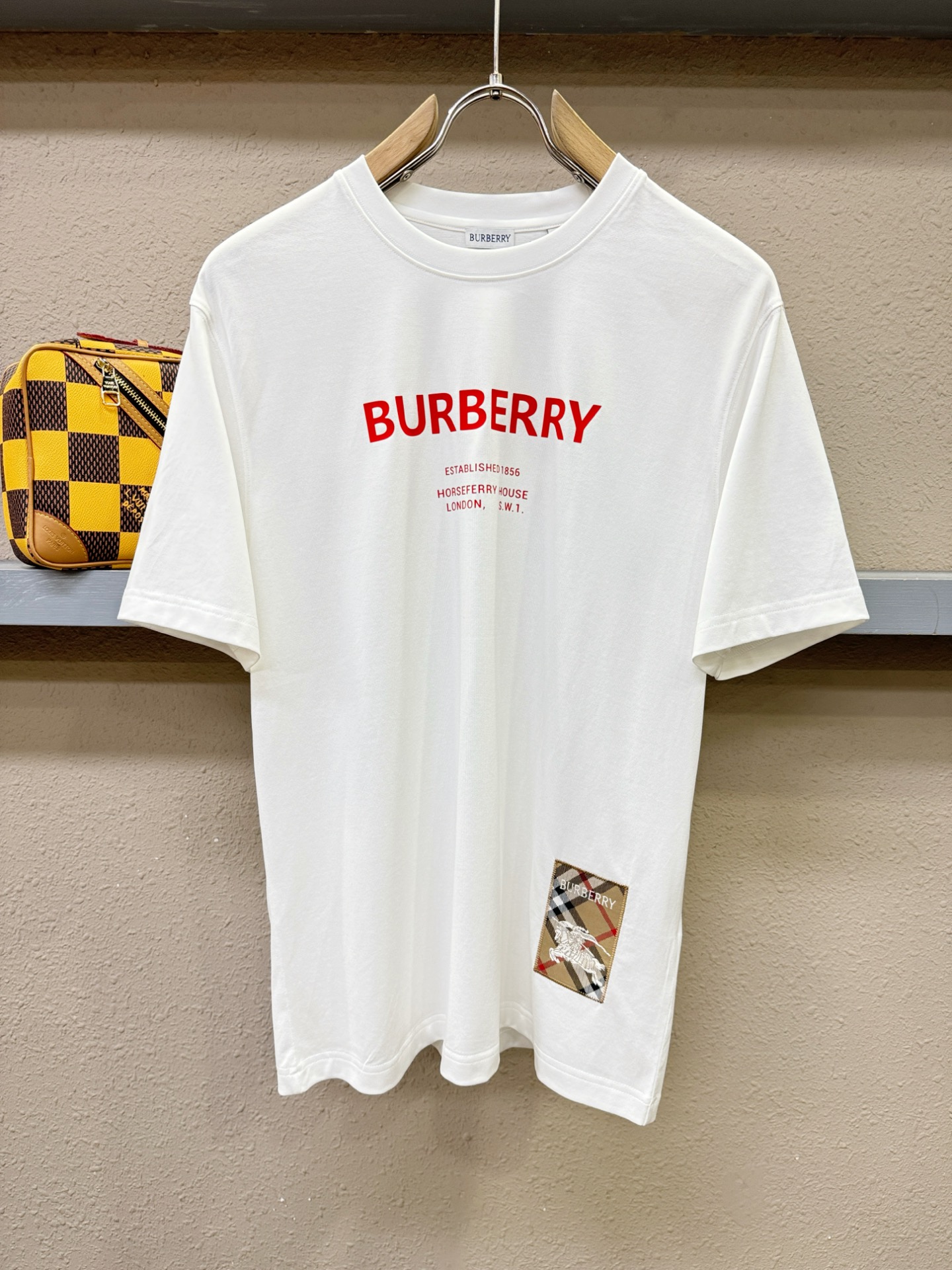 BURBERRY巴宝莉 2026新款短袖T恤！男女同款！走秀图案时尚休闲短袖T恤衫！设计logo设计！极