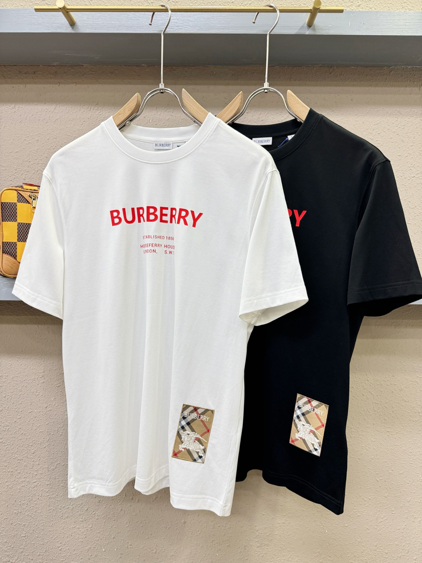 BURBERRY巴宝莉 2026新款短袖T恤！男女同款！走秀图案时尚休闲短袖T恤衫！设计logo设计！极