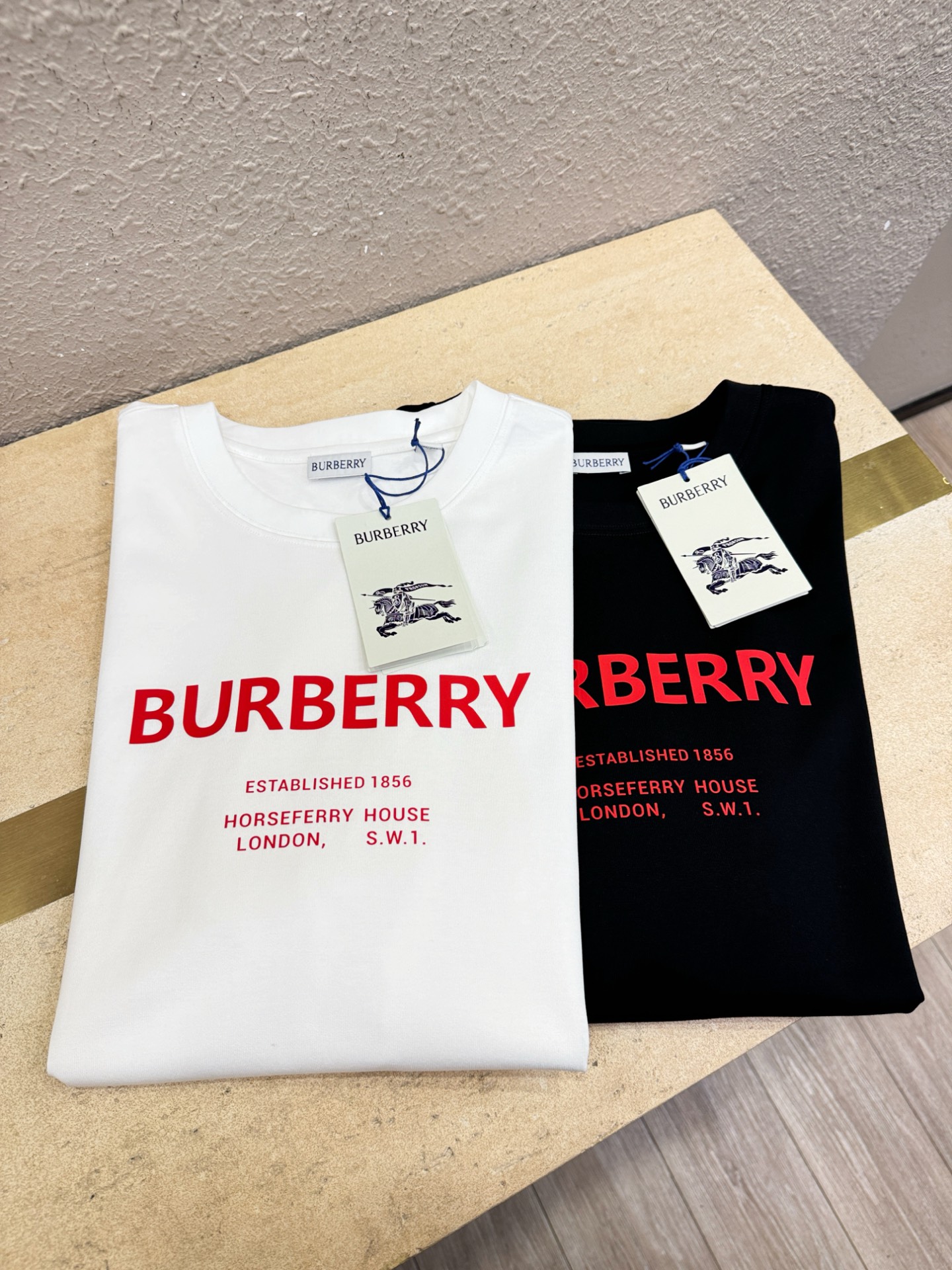 BURBERRY巴宝莉 2026新款短袖T恤！男女同款！走秀图案时尚休闲短袖T恤衫！设计logo设计！极