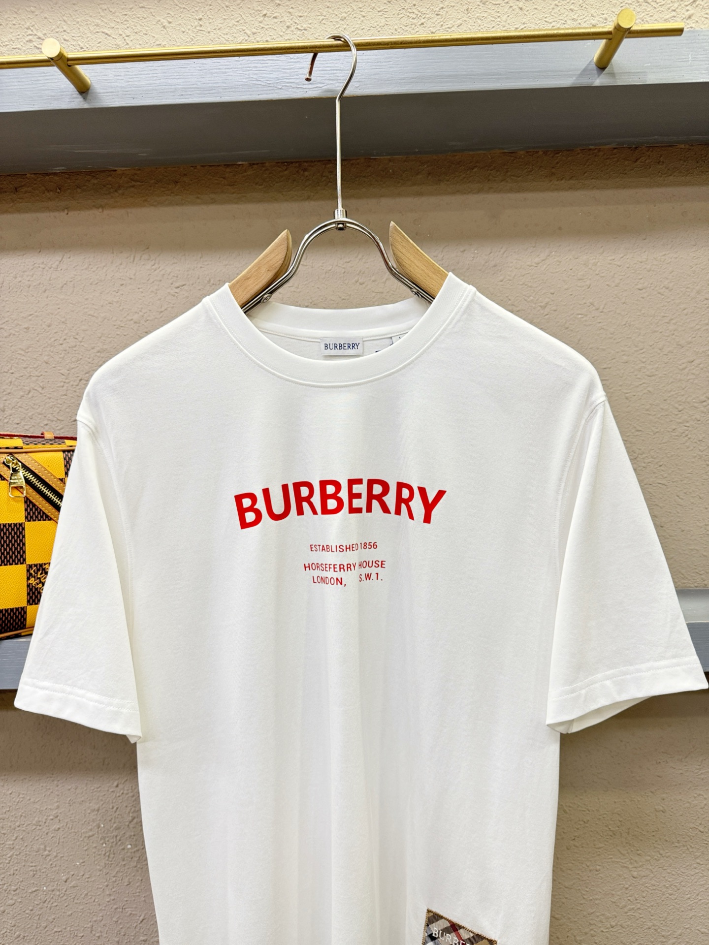 BURBERRY巴宝莉 2026新款短袖T恤！男女同款！走秀图案时尚休闲短袖T恤衫！设计logo设计！极
