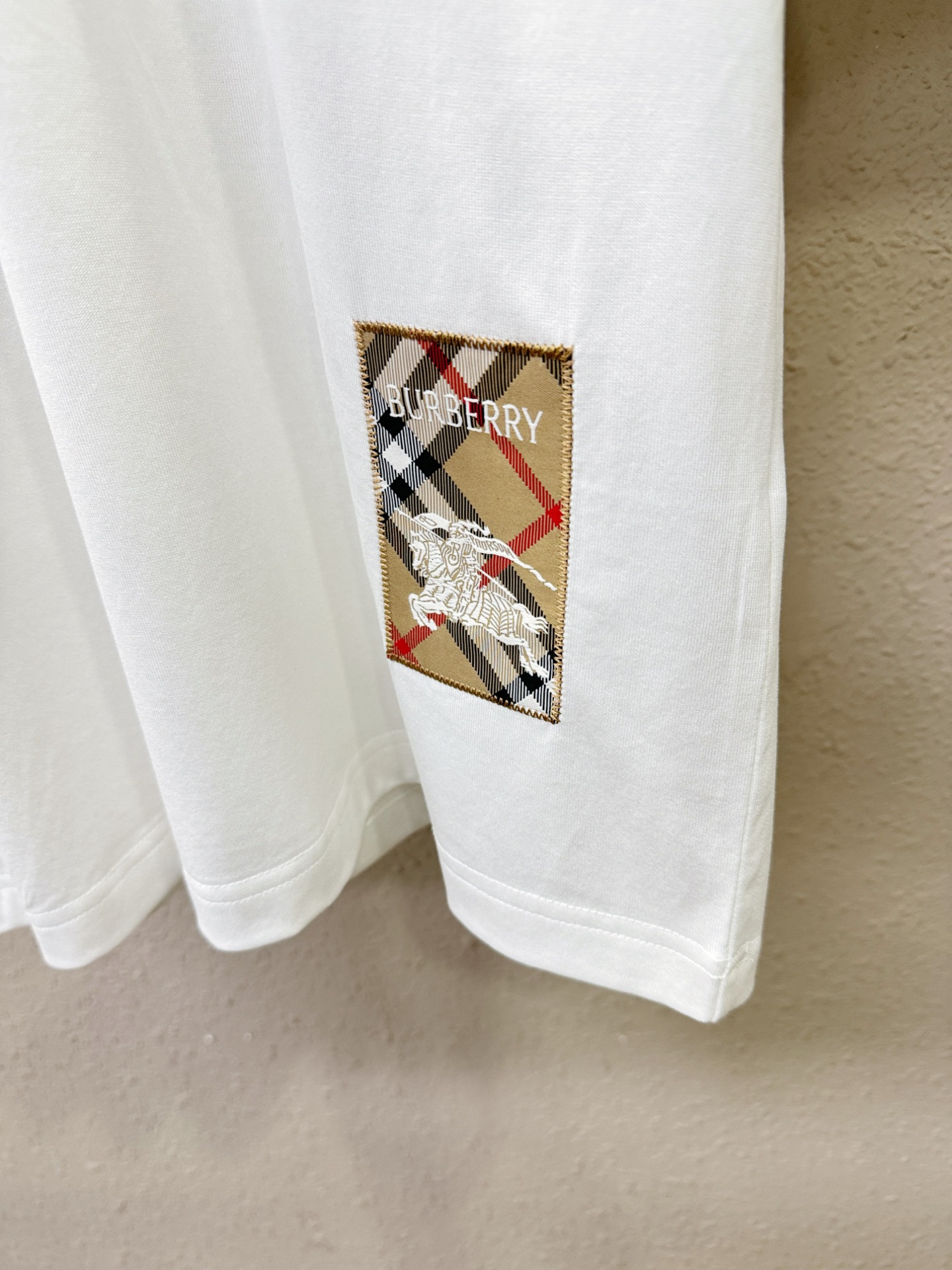 BURBERRY巴宝莉 2026新款短袖T恤！男女同款！走秀图案时尚休闲短袖T恤衫！设计logo设计！极