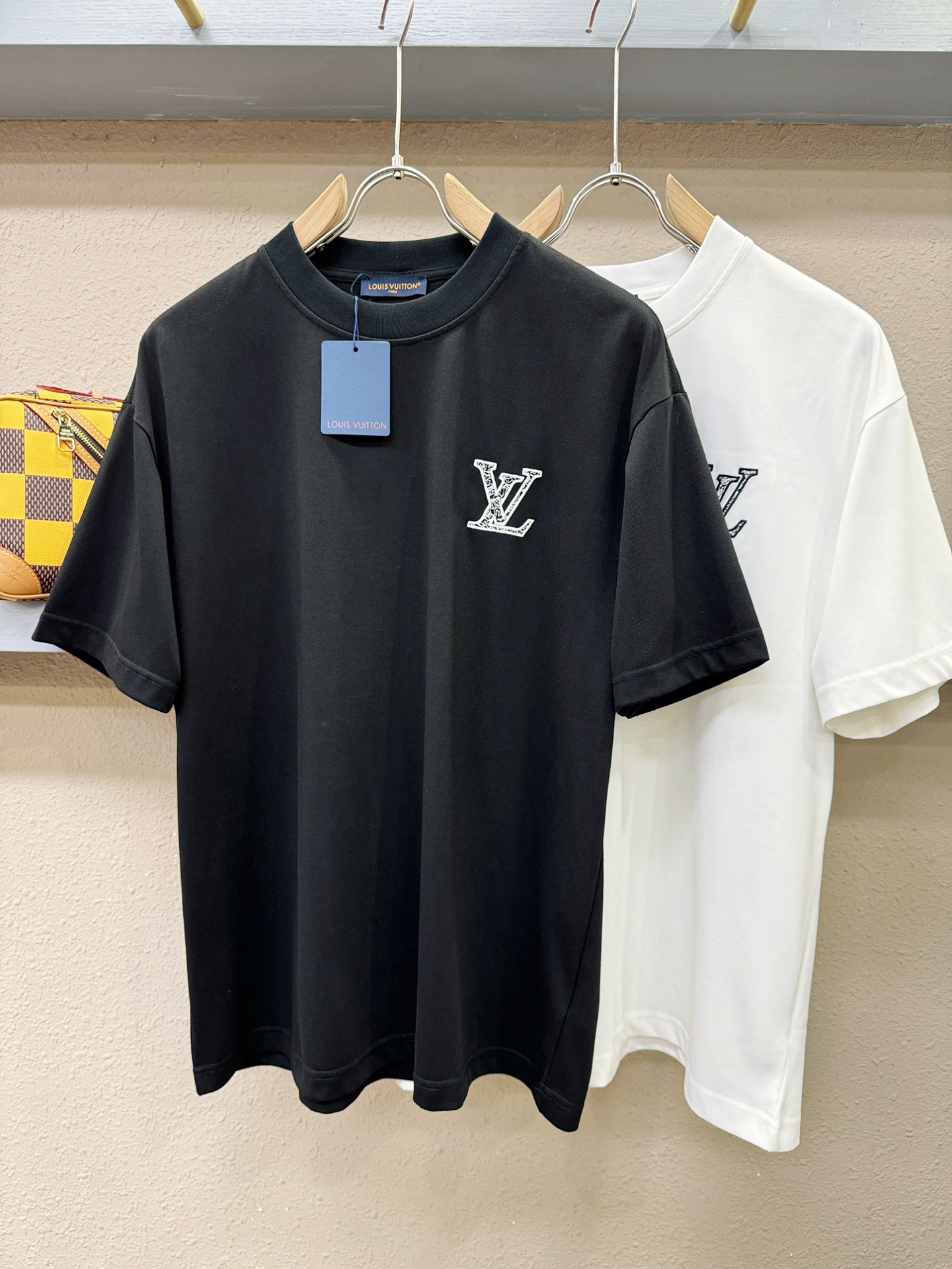 LV路易威登 2026新款短袖T恤！走秀图案时尚休闲短袖T恤衫！设计logo设计！极具设计精选客供面料，